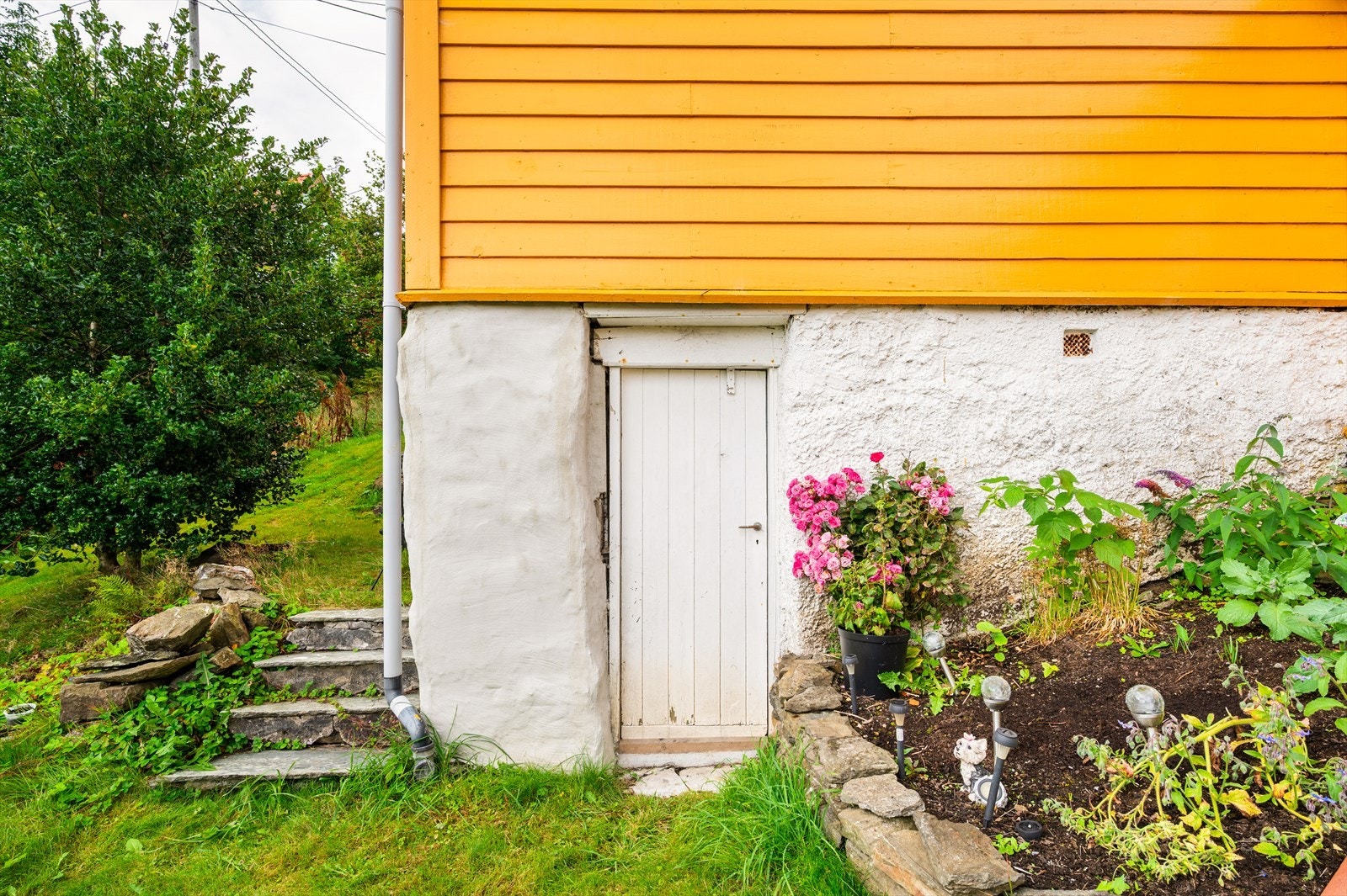 Fra hagen har man enkel tilgang til kjeller Galleribilde
