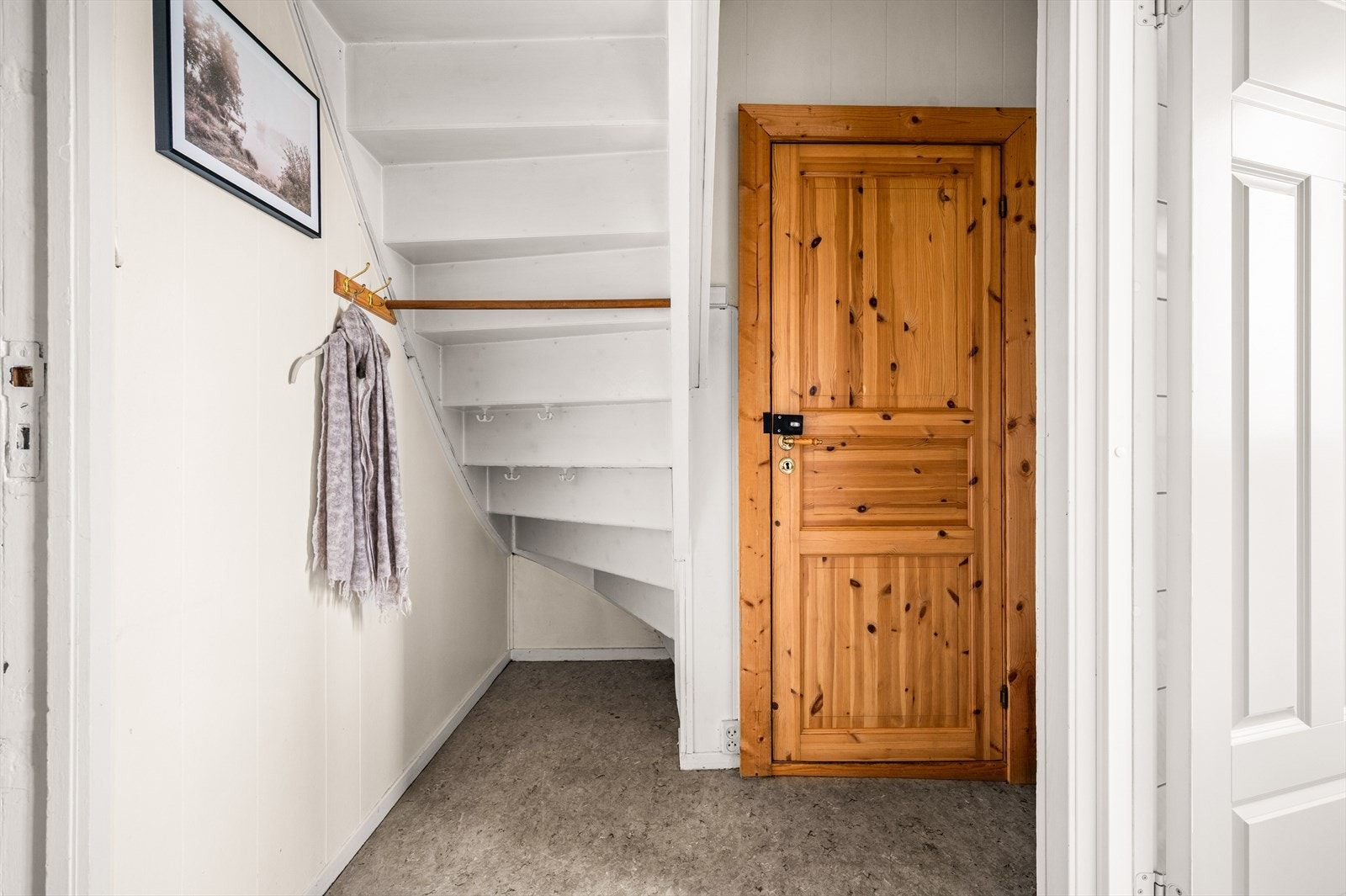 Èntre med god plass til oppbevaring av ytterklær Galleribilde