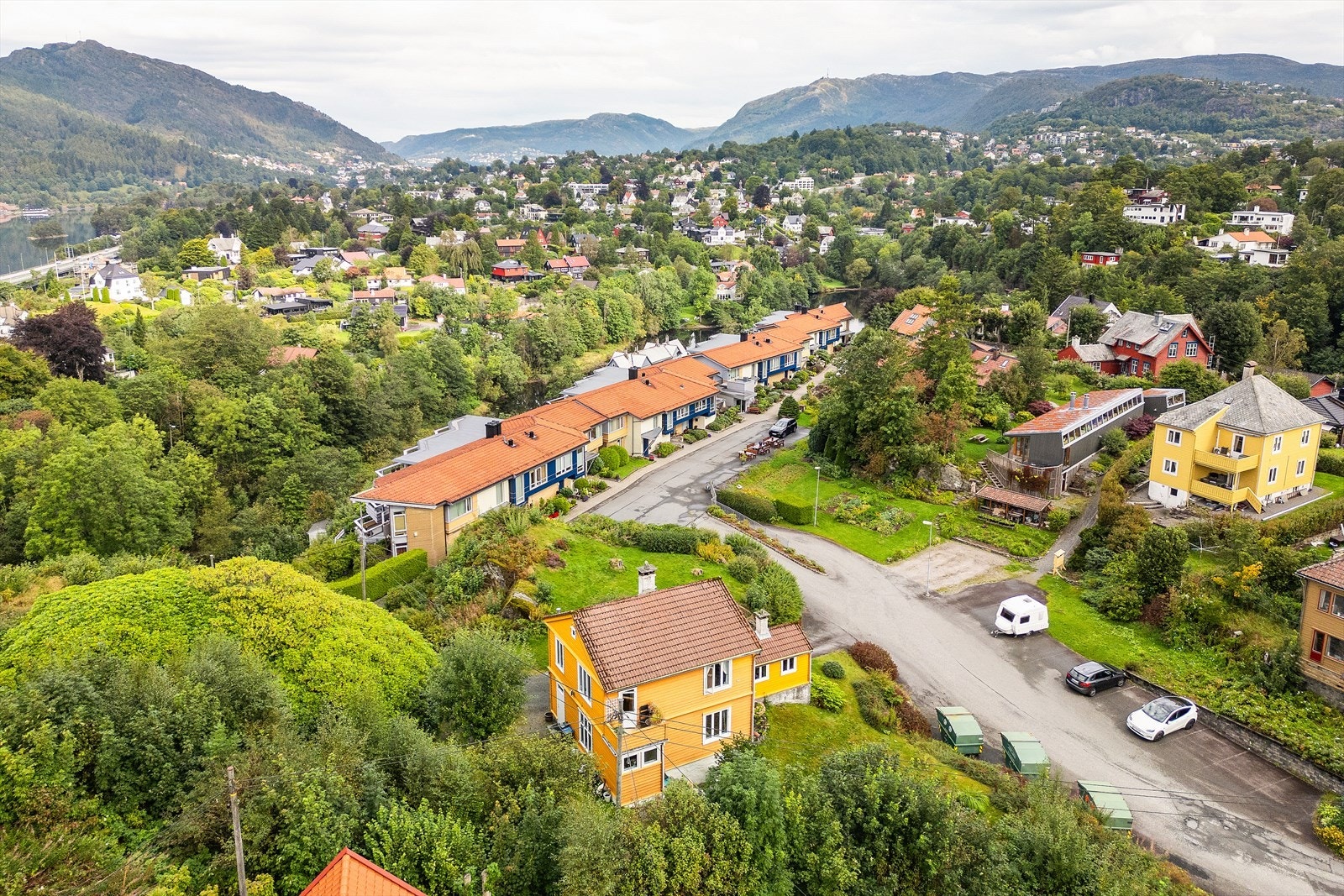 Fra eiendommen er det kort vei til skoler, barnehager, kollektivtransport, fritidstilbud og dagligvare Galleribilde