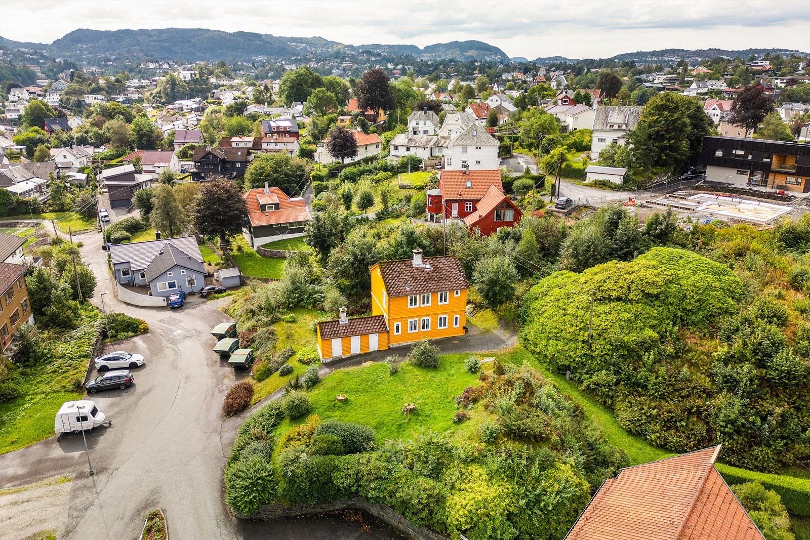 Nabolaget er kjent for sitt barnevennlige miljø, flotte grøntområder, rolige omgivelser og nærhet til både natur og by Galleribilde