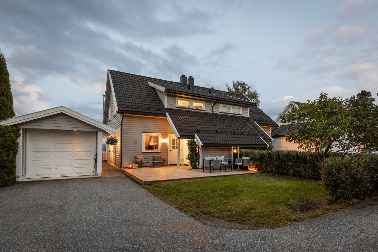 En skjermet uteplass som legger til rette for avslapning og hyggelige kvelder. Galleribilde