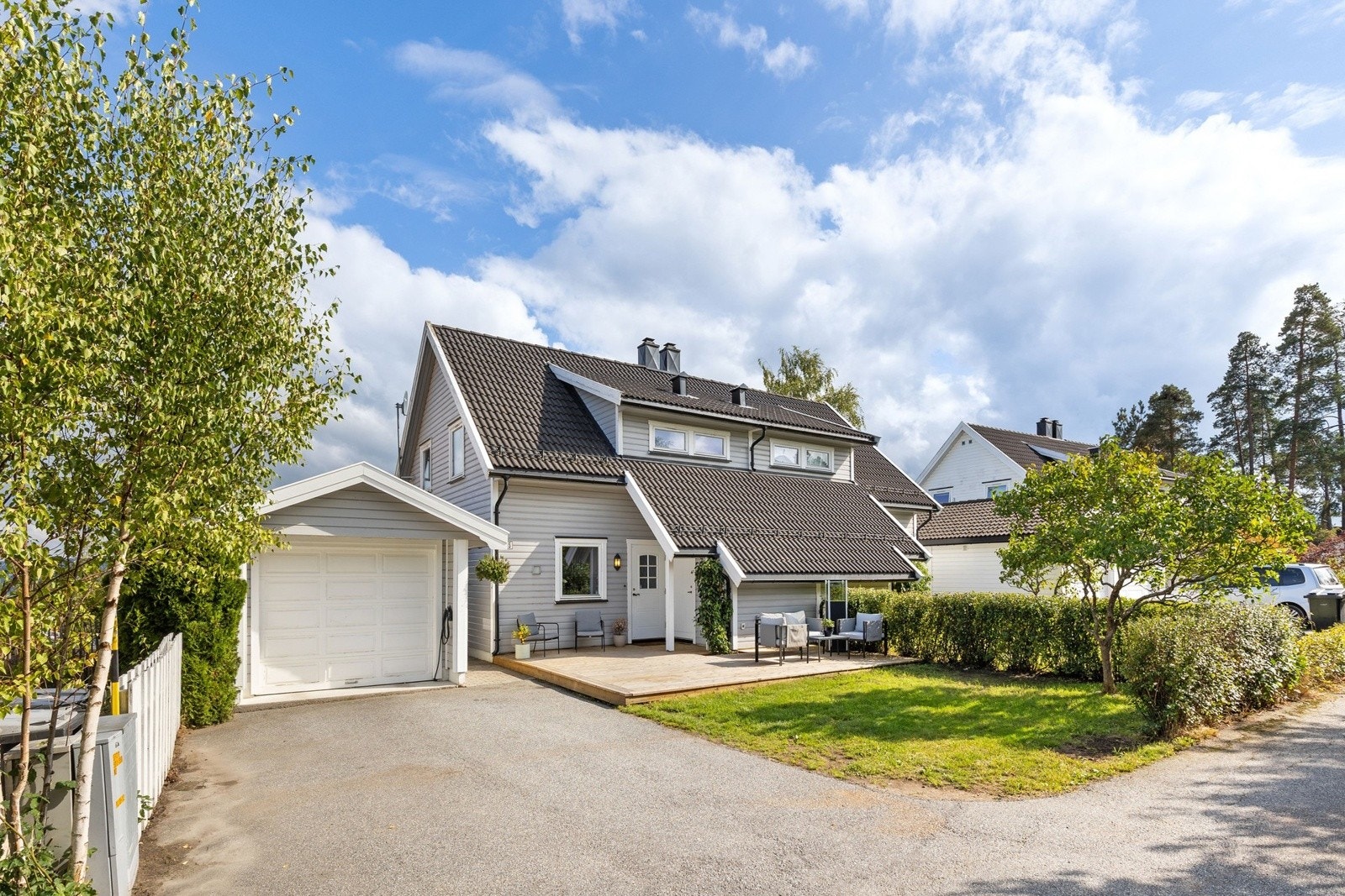 Eiendommen ligger i en stille og rolig blindvei, hvor barna trygt kan sykle, leke og ferdes i gatemiljøet. Galleribilde