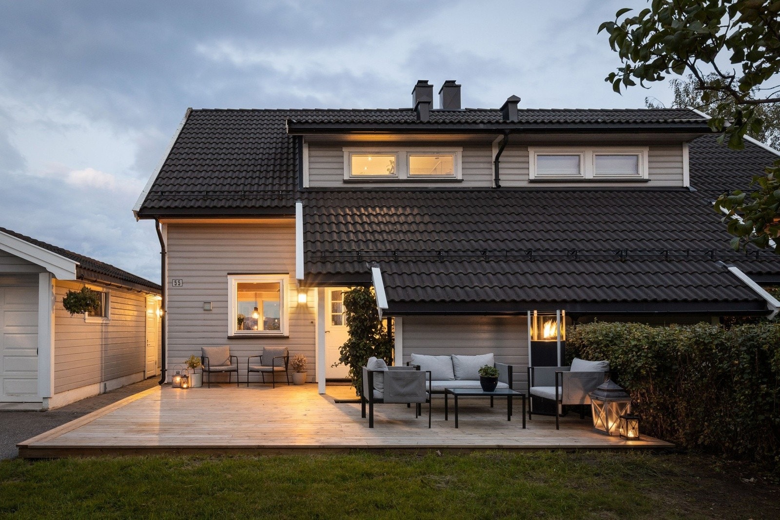 Eiendommen ligger i et etablert og barnevennlig område på Solåsen/Hellvik. Her bor man i trygge omgivelser med kort vei til skoler, barnehager, lekeplasser og flotte turområder. Galleribilde