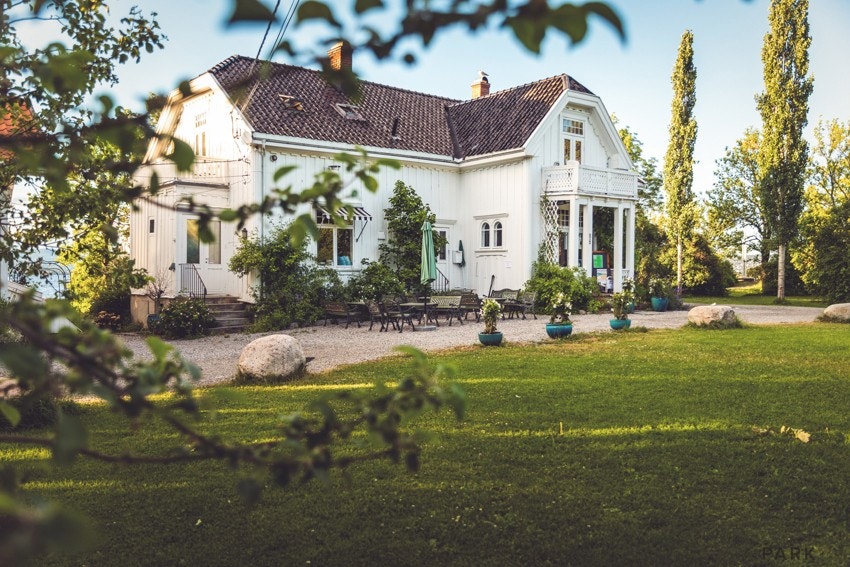 Hellviktangen Gård & Kunstkafé er et populært samlingspunkt, kjent for sin økologiske mat, vin, konserter og kunstutstillinger. Galleribilde
