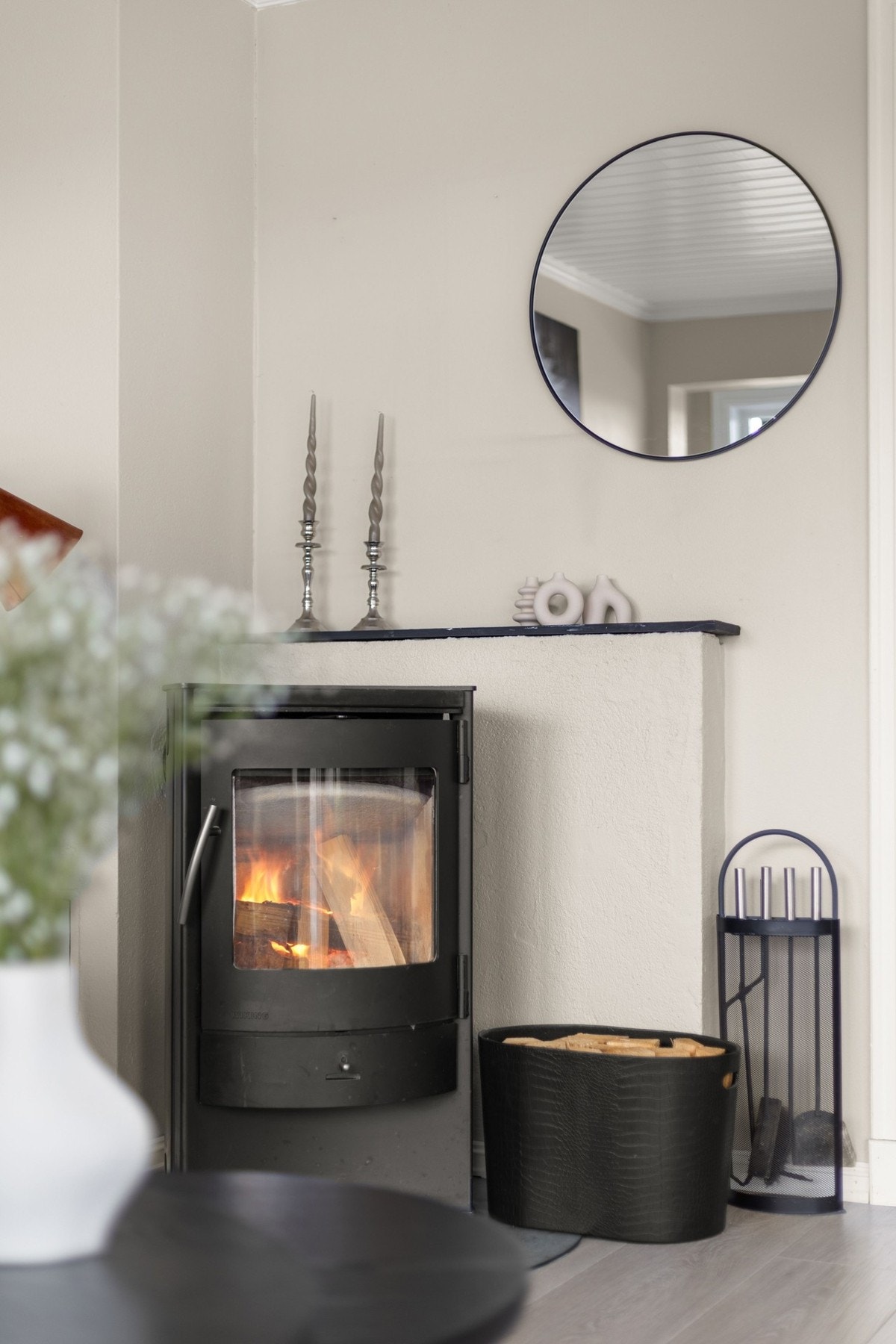 Vedovn gir både varme og stemning i stuen. I tillegg er det varmekabler i hele første etasje som sørger for jevn og behagelig oppvarming. Galleribilde