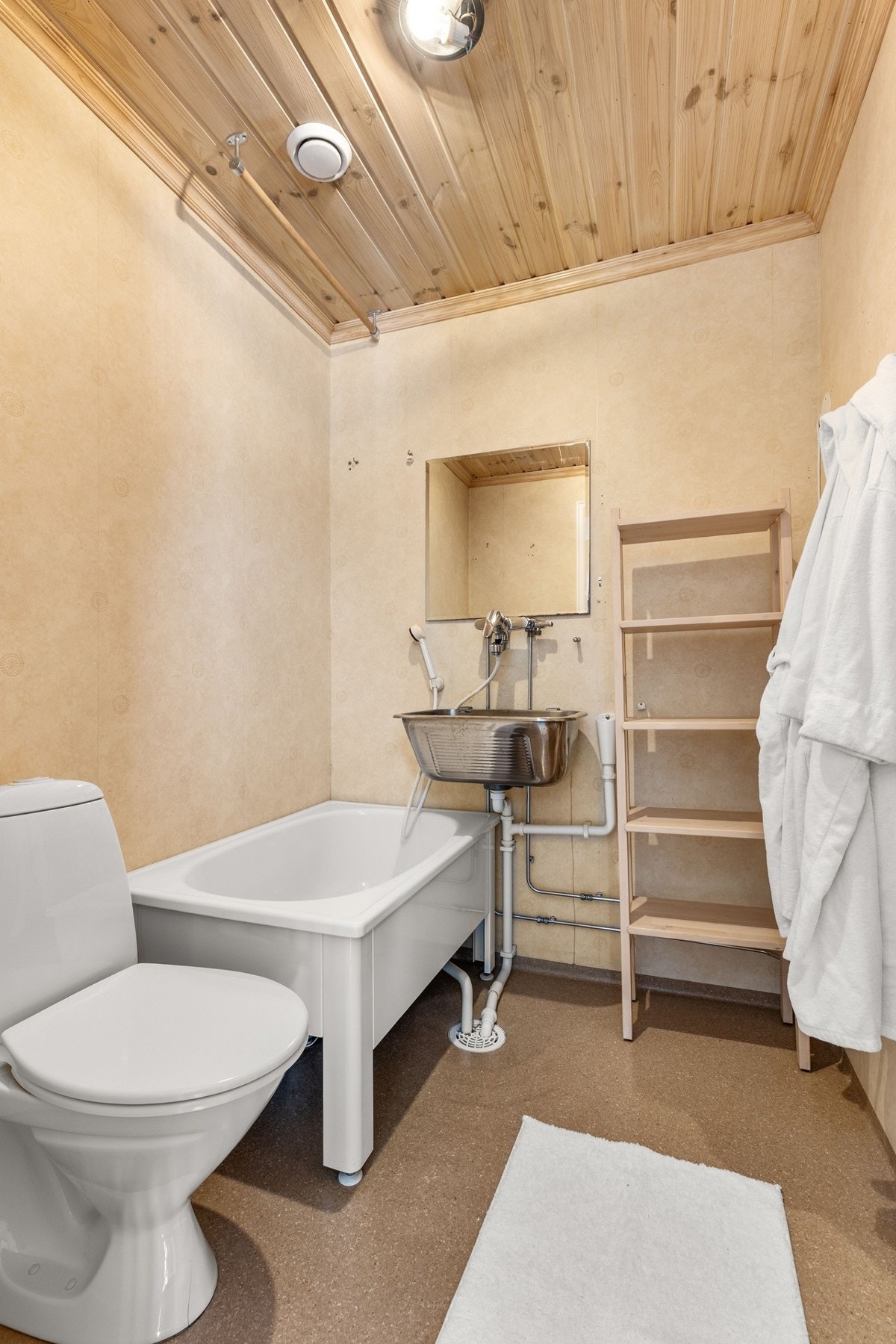 Praktisk bad rom med varmekabler i gulv. Innredet med wc, utslagsvask, opplegg for vaskemaskin og et badekar. Galleribilde