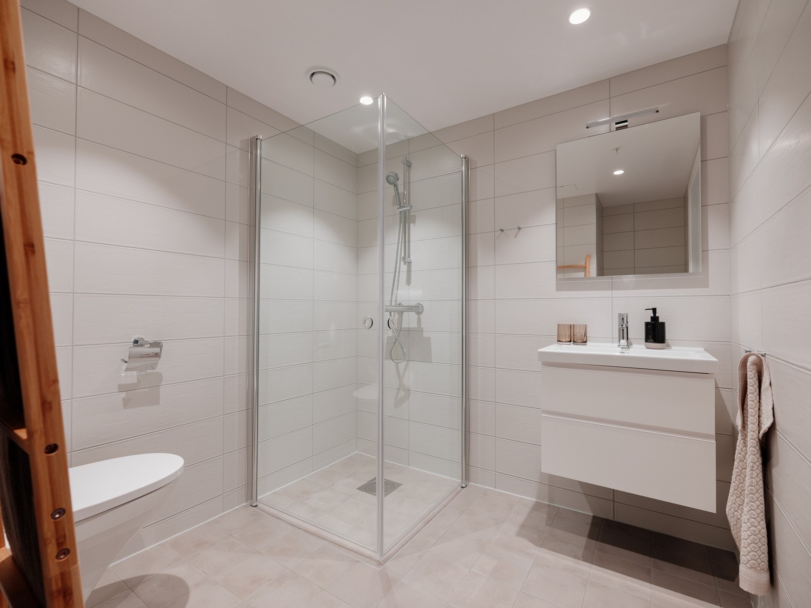 Servant med overskap og skuffer og downlights i himling Galleribilde