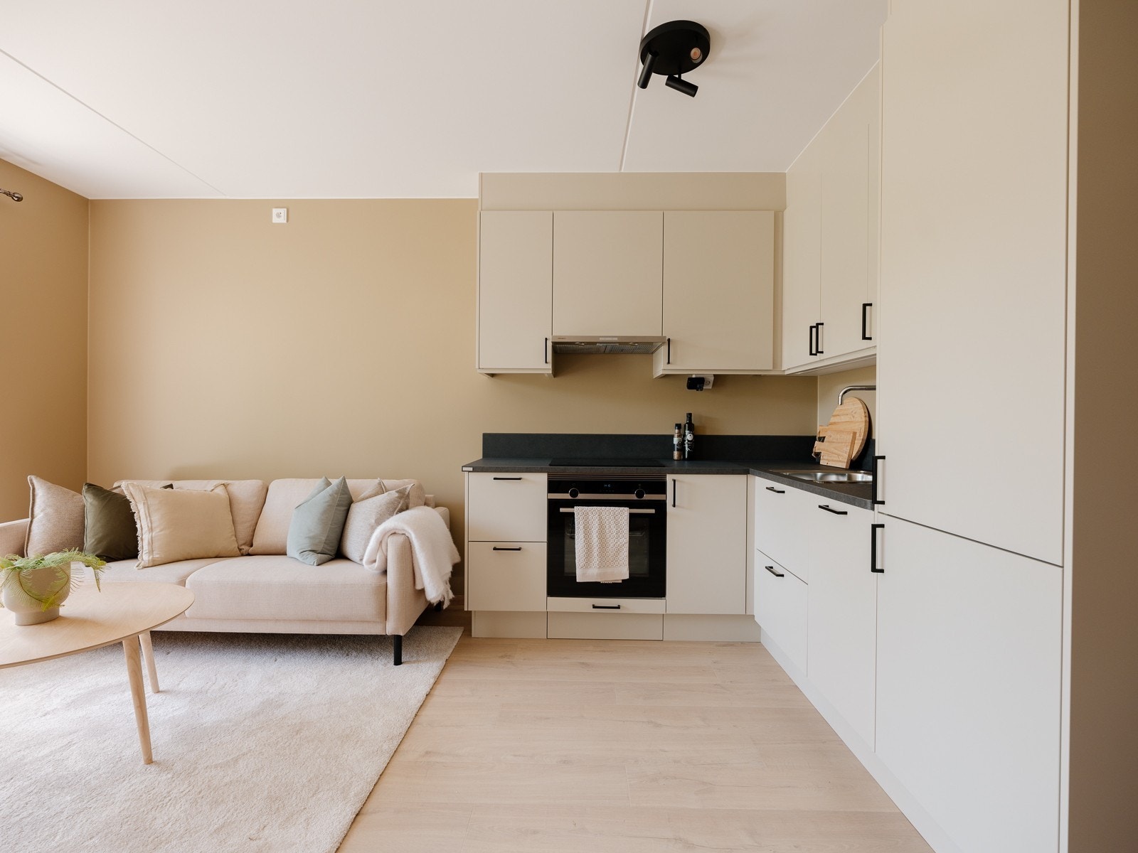 Lekkert Marbodal kjøkken med god skap- og benkeplass Galleribilde