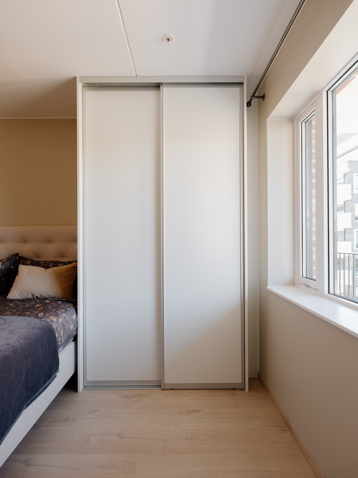 Skyvedørsgarderobe med Elfa system medfølger Galleribilde