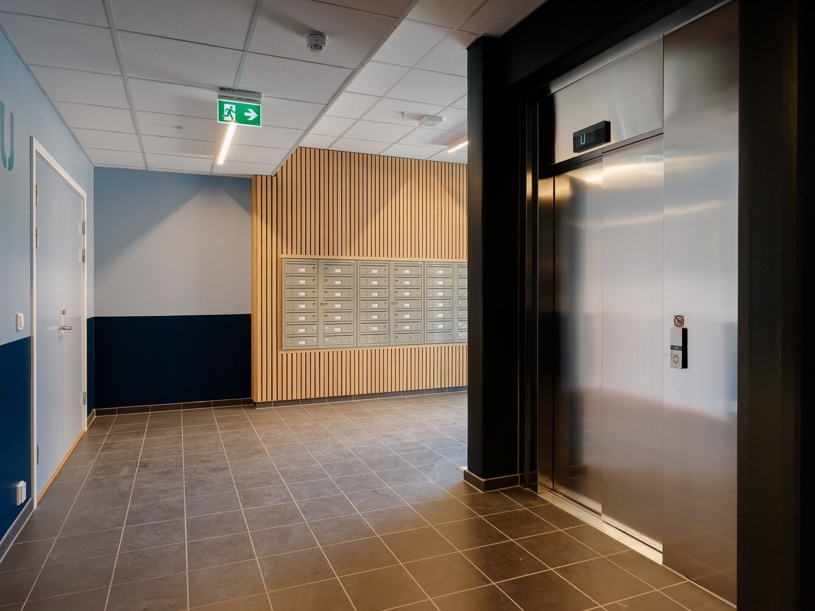 Inngangsparti med heis og postkasser Galleribilde