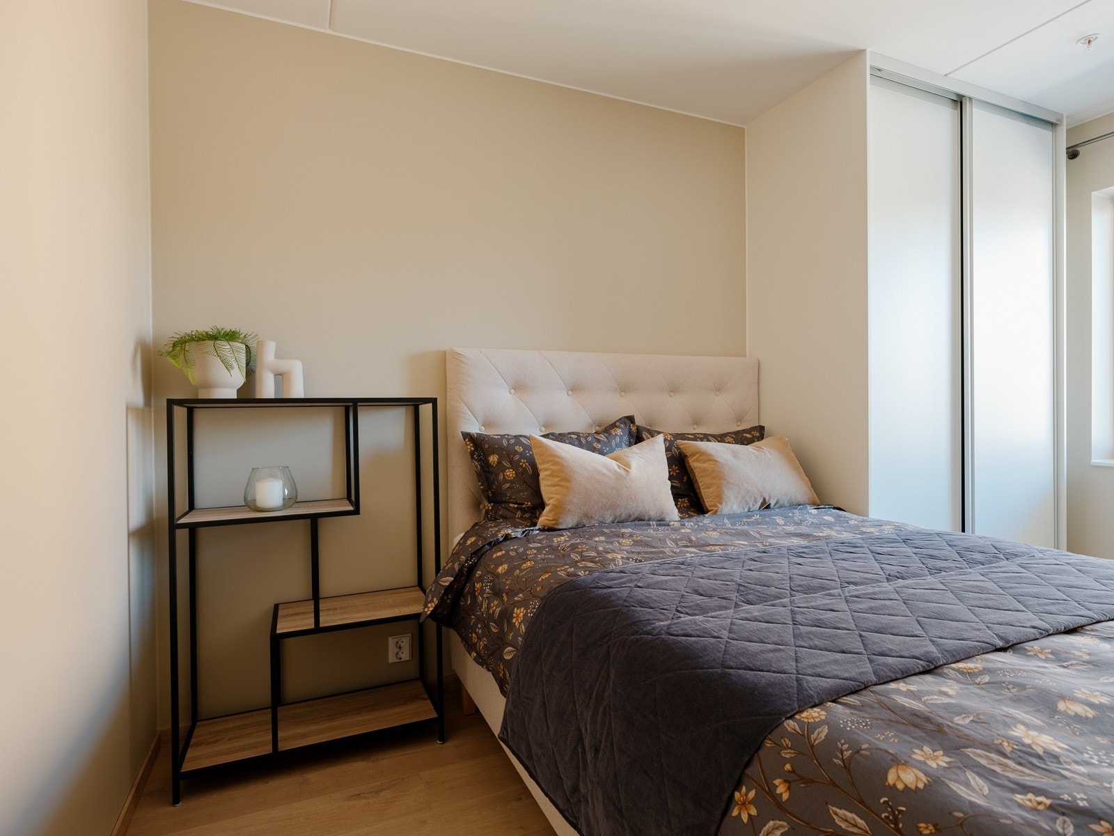 Lyst og lunt soverom med plass til dobbeltseng Galleribilde