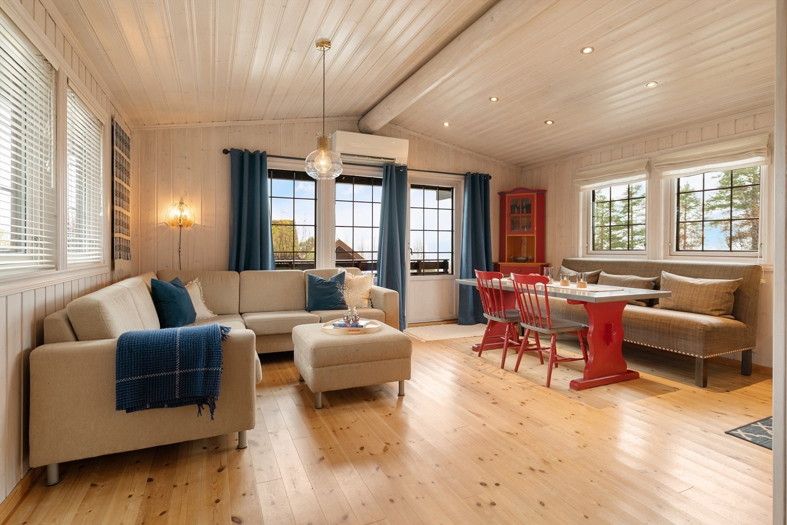 Stor og lys stue. Galleribilde