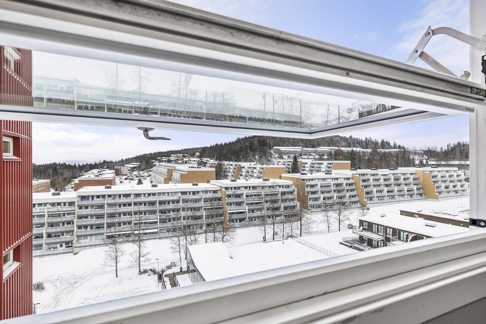Både Blystadlia barneskole og Sandbekken ungdomsskole ligger innen kort gangavstand. Galleribilde