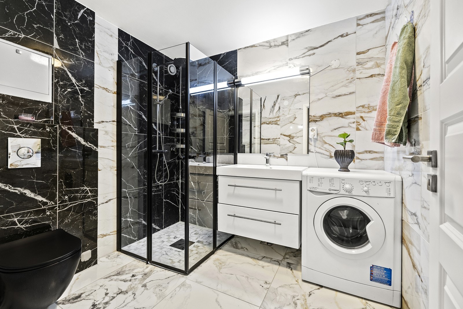 Badet ble pusset opp i 2024 og har varmekabler i gulvet og opplegg for vaskemaskin. Galleribilde