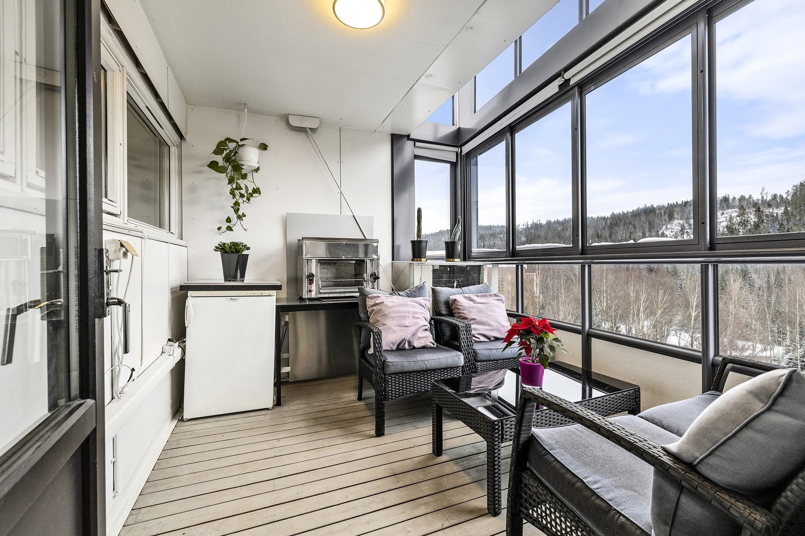 Den innglassede balkongen på 8 m² fungerer som et ekstra rom store deler av året. Galleribilde