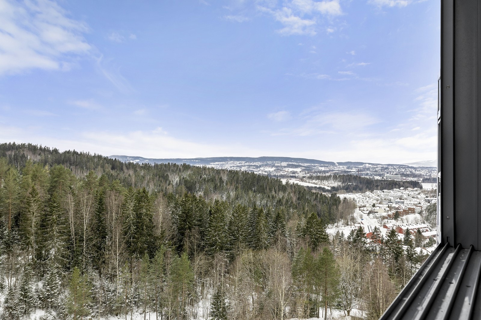 Fra leiligheten har man en åpen utsikt over nærområdet og de grønne omgivelsene. Galleribilde