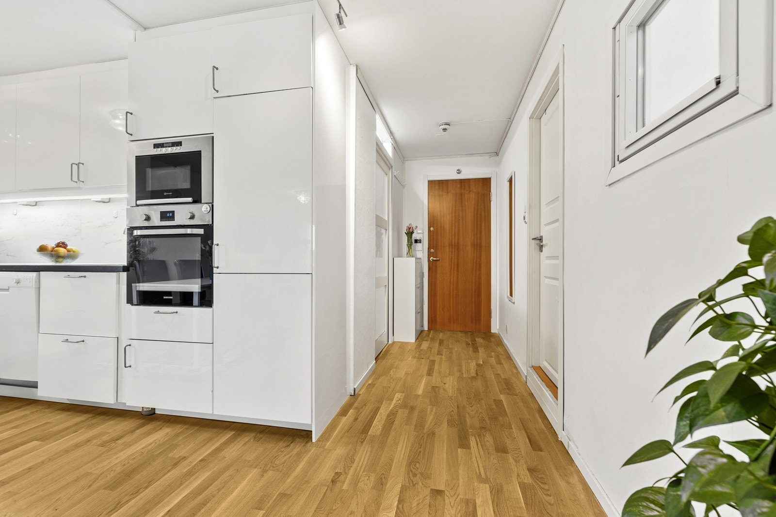 I tilknytning til entréen er det en praktisk garderobe for oppbevaring av yttertøy. Galleribilde