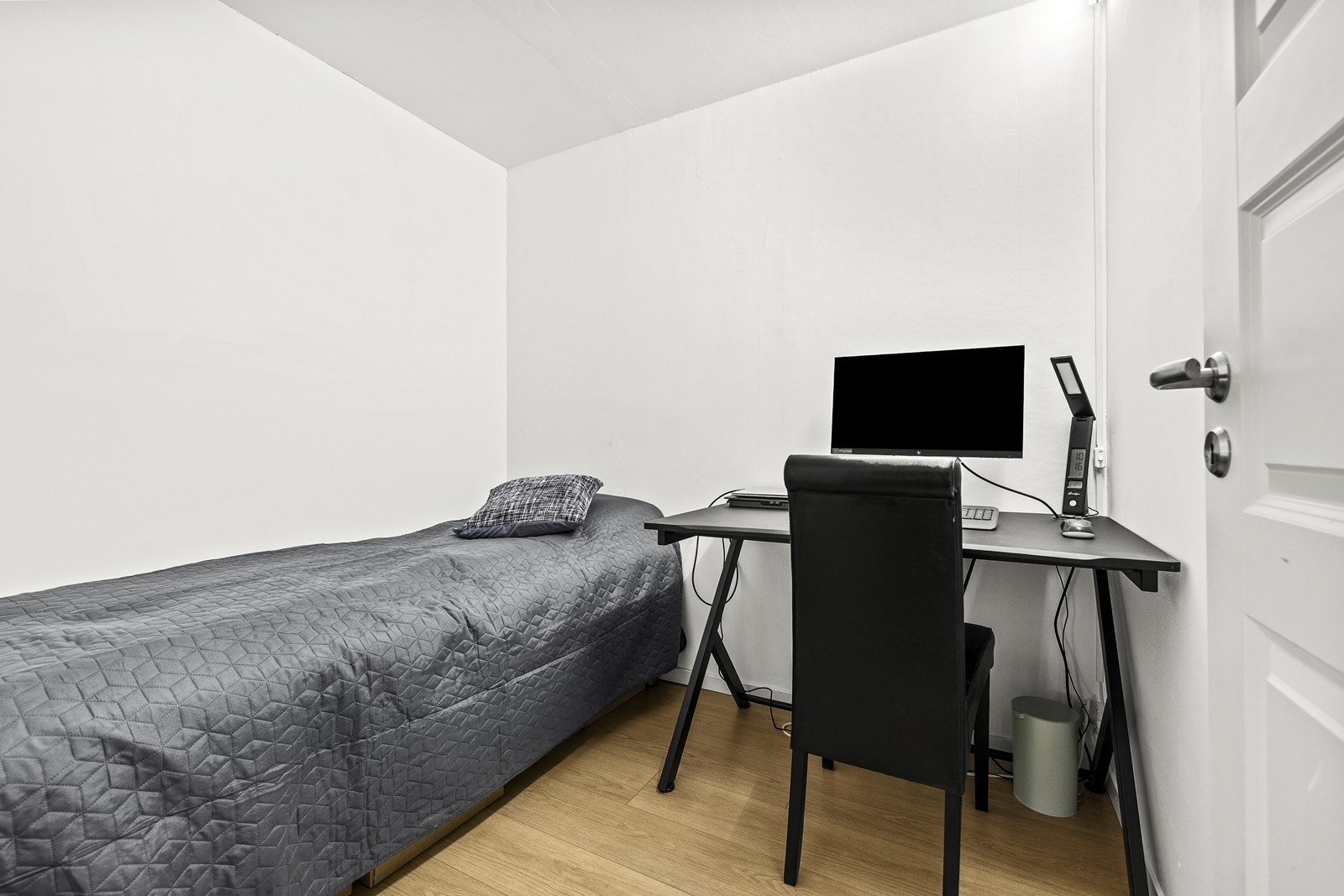 Et separat rom er innredet som kontor, en praktisk løsning for hjemmearbeid. Galleribilde