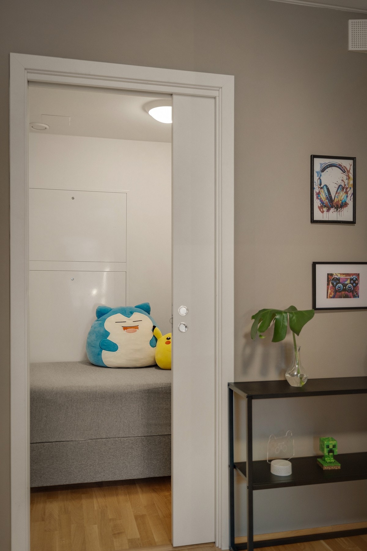 Innvendig bod i tilknytning til soverom 2 gir ekstra oppbevaringsplass Galleribilde