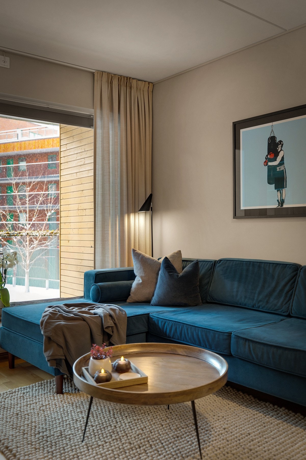 Plass til stor hjørnesofa med tilhørende møblement Galleribilde