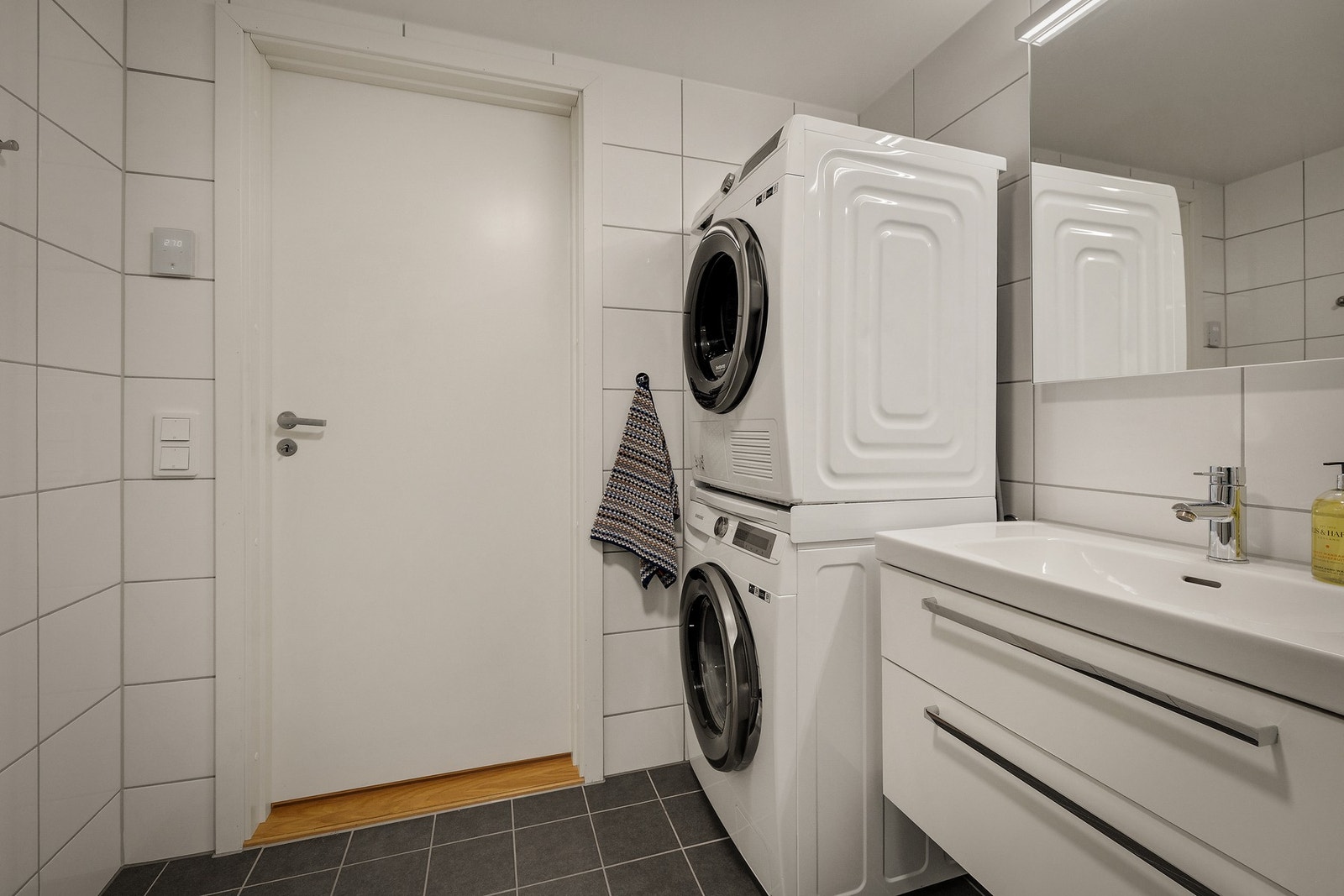 Badet har opplegg for vaskemaskin og tørketrommel Galleribilde