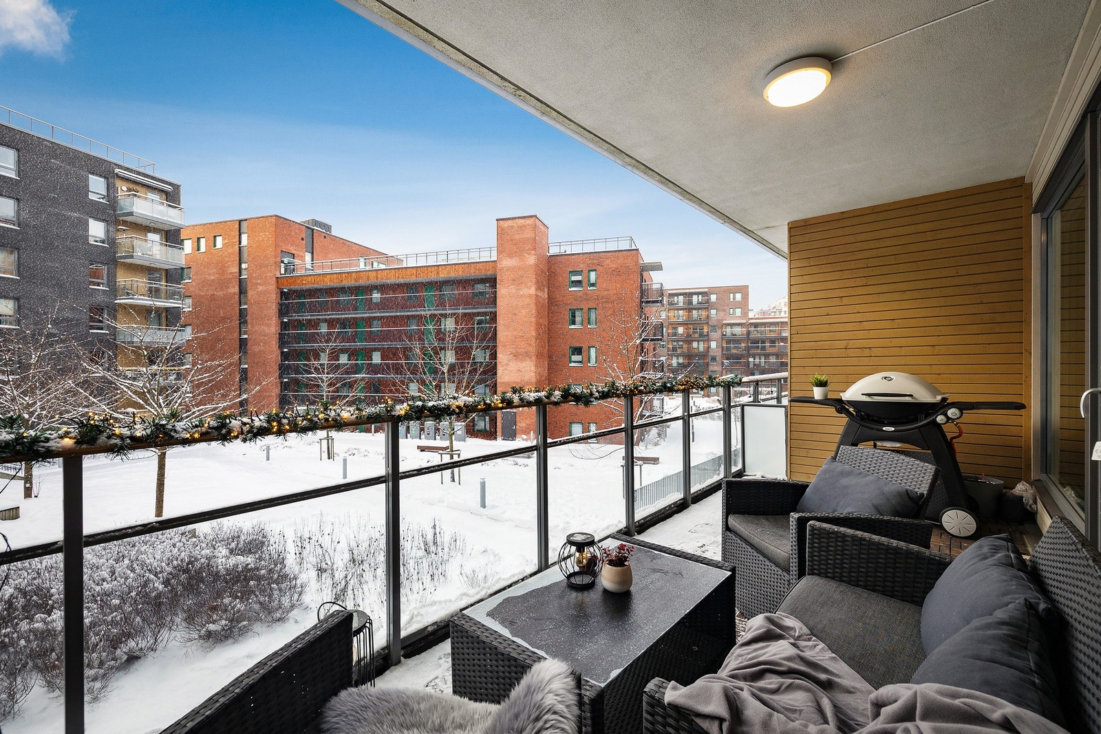 Fin uteplass med plass til både sittegruppe og grill Galleribilde