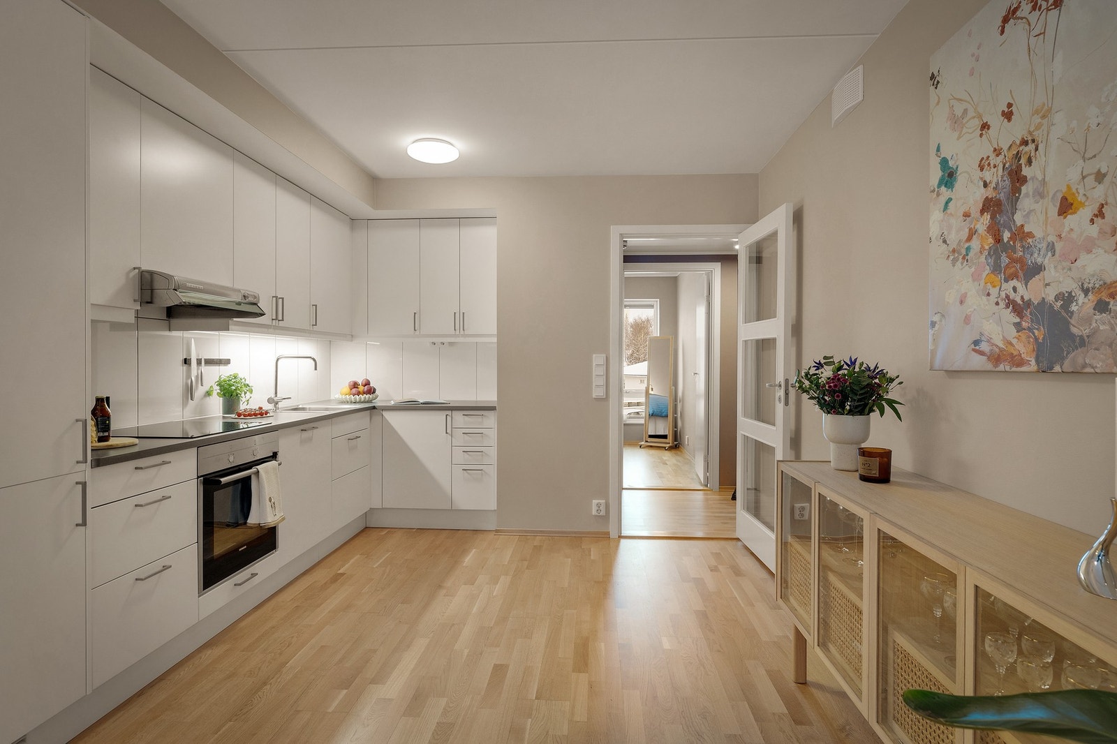 Tidløst kjøkken godt med skap- og benkeplass Galleribilde