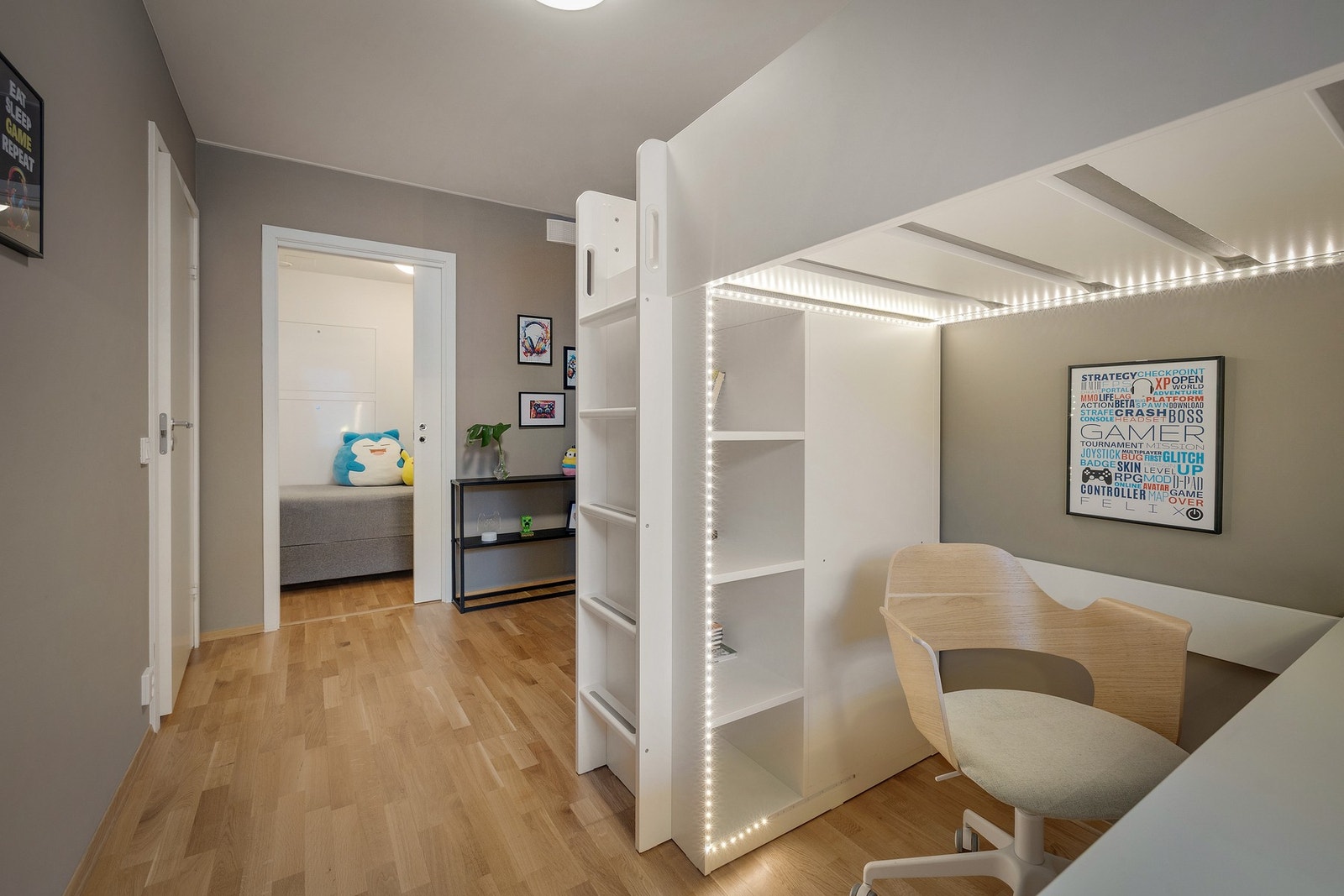 God plass til seng, skrivebord og oppbevaring Galleribilde