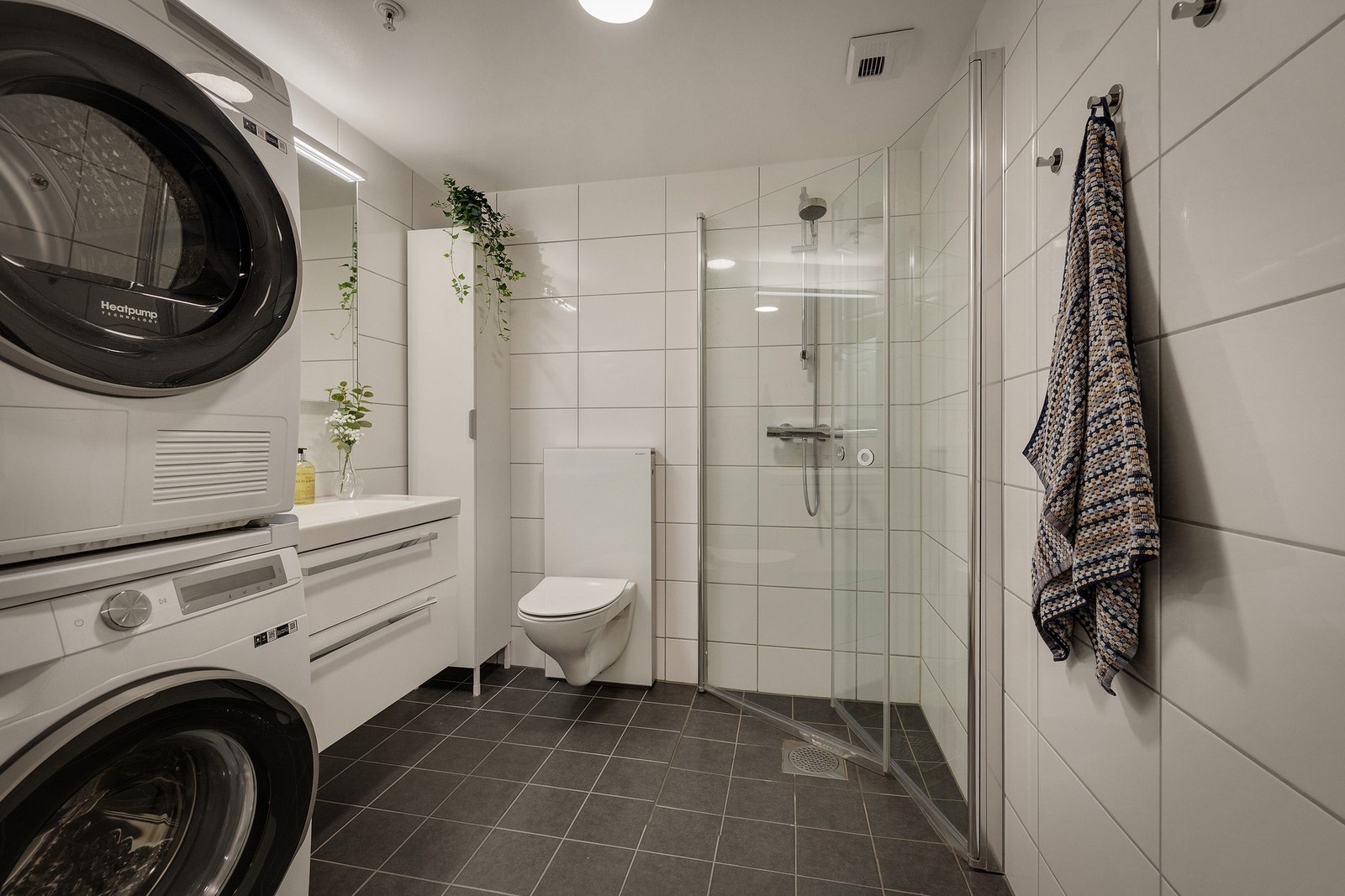 Pent, flislagt bad med vannbåren gulvvarme Galleribilde