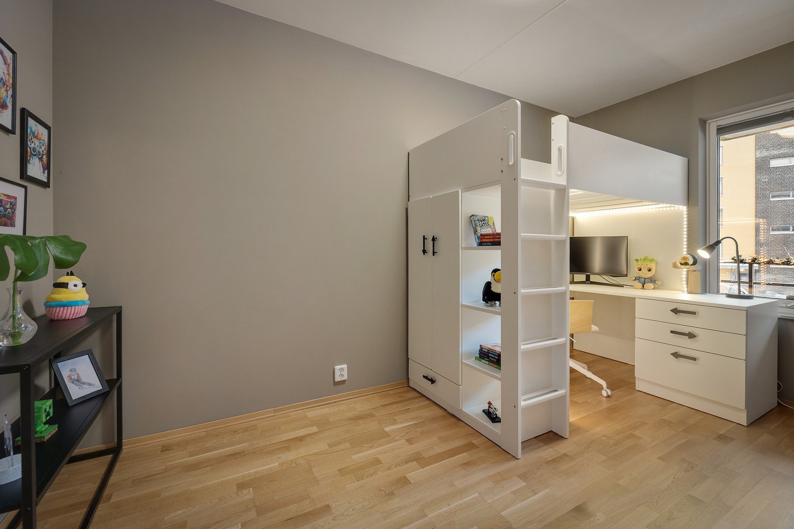 Soverom 2 er også av god størrelse med plass til dobbeltseng Galleribilde