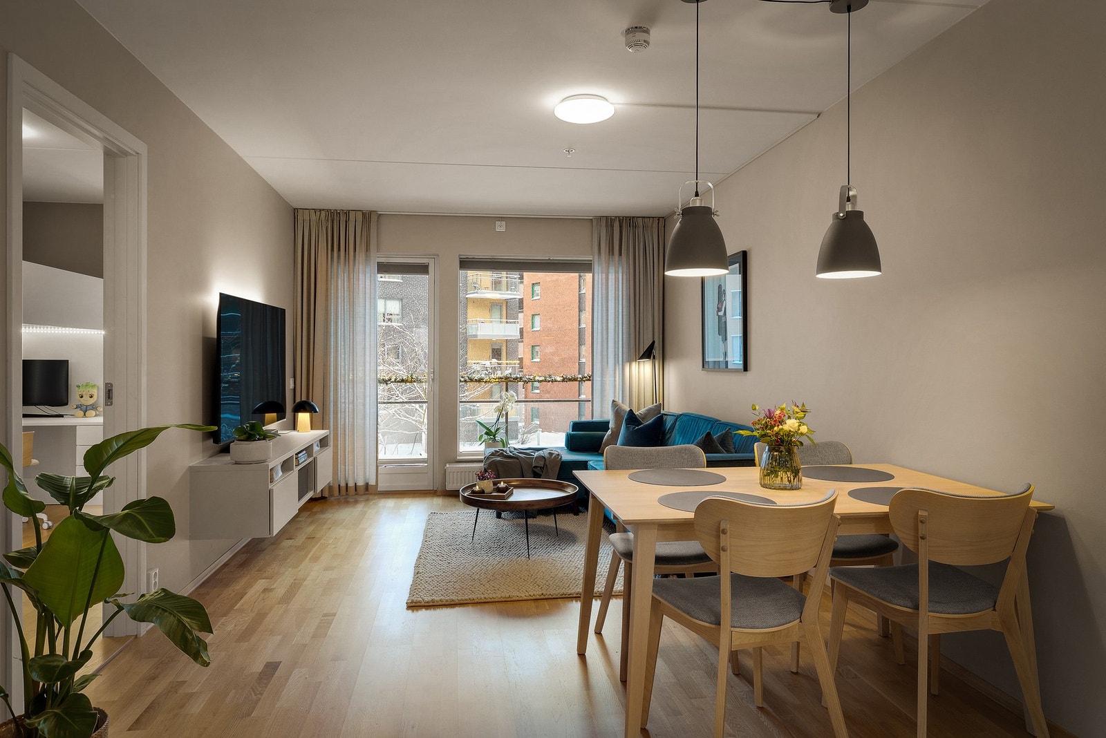 Store vindusflater slipper inn rikelig med naturlig lys Galleribilde