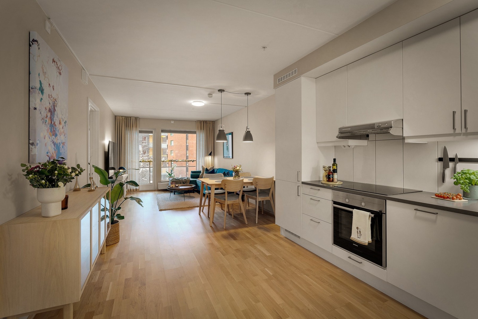 Kjøkken og stue i sosial, åpen løsning Galleribilde