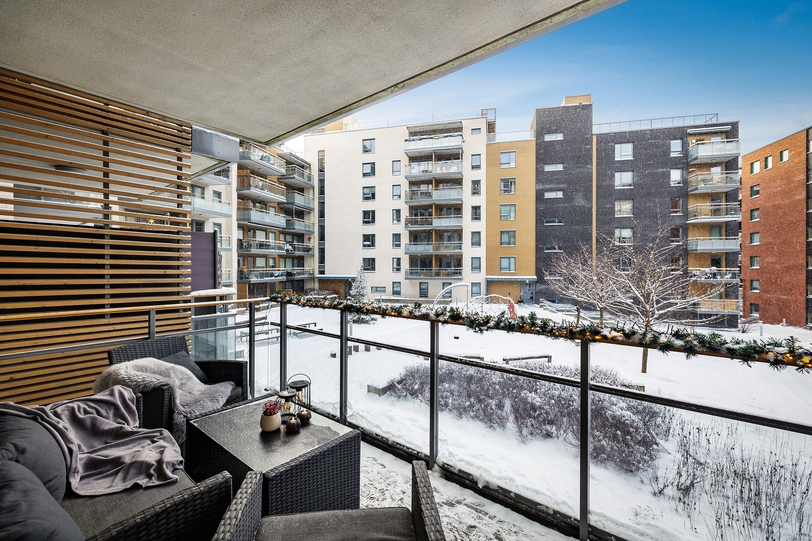 Balkong på ca. 11 kvm med god plass til ønsket utemøblement Galleribilde