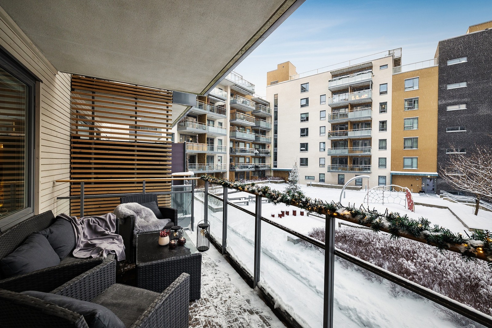 Trivelig 3-roms leilighet med balkong på ca. 11 kvm og gode lysforhold, beliggende i et populært boligområde på Lørenskog Galleribilde