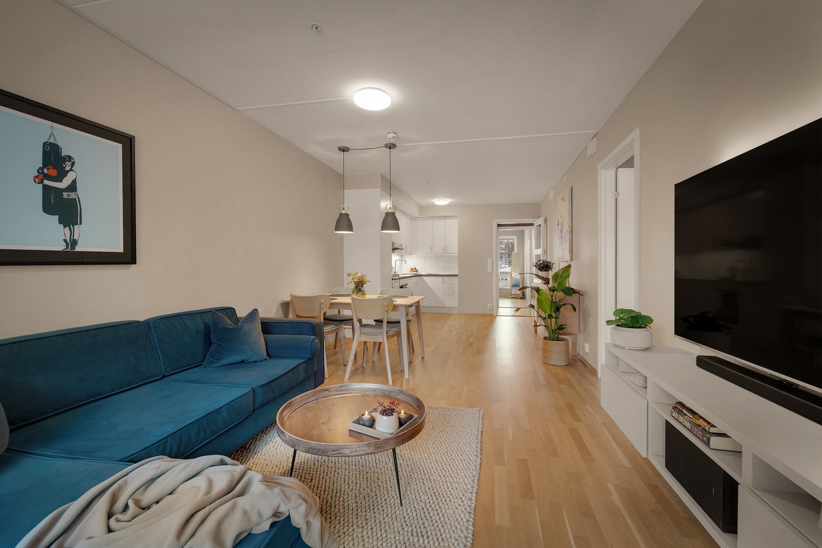 Lys og romslig stue med gode møbleringsmuligheter Galleribilde