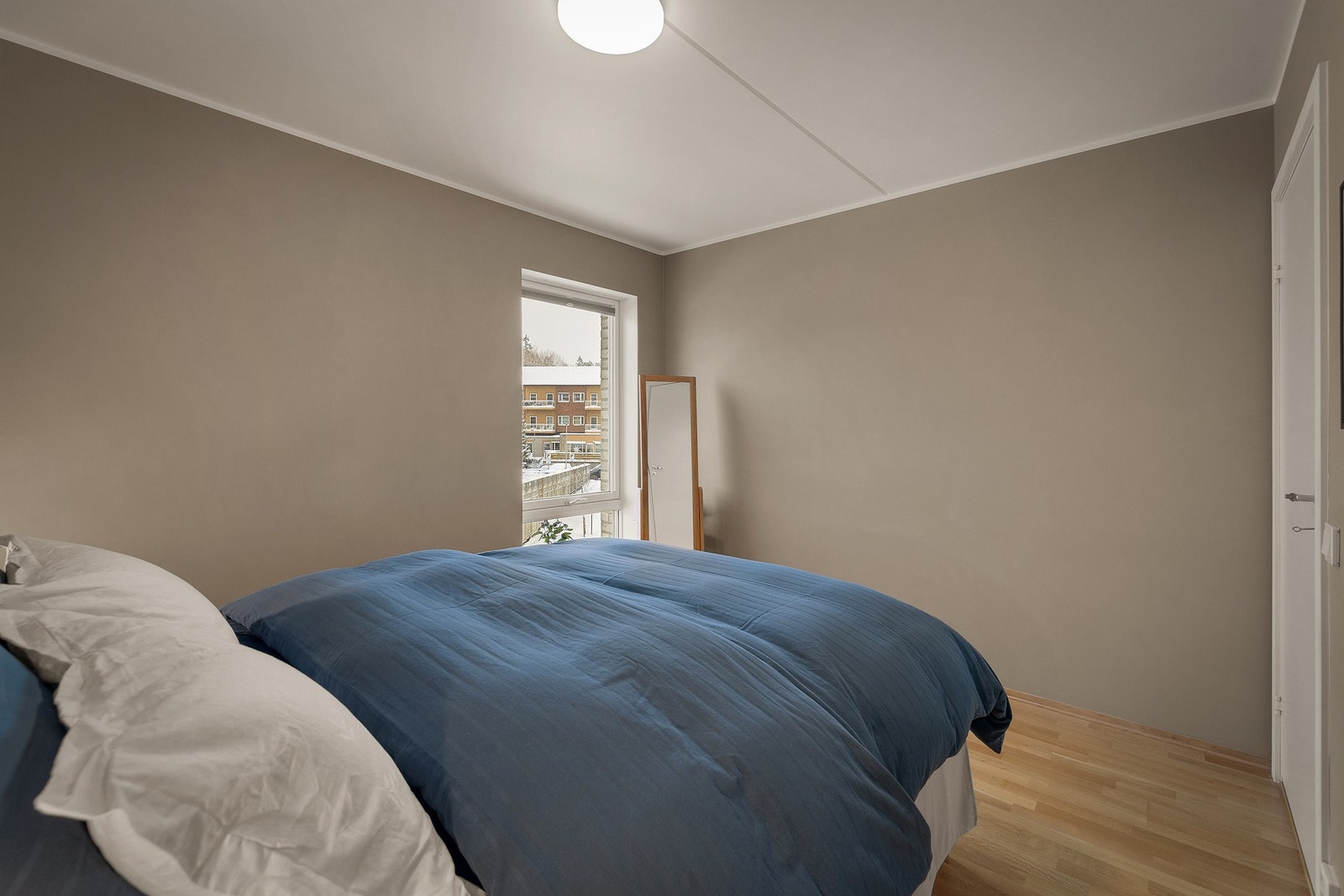 God plass til tilhørende møblement Galleribilde