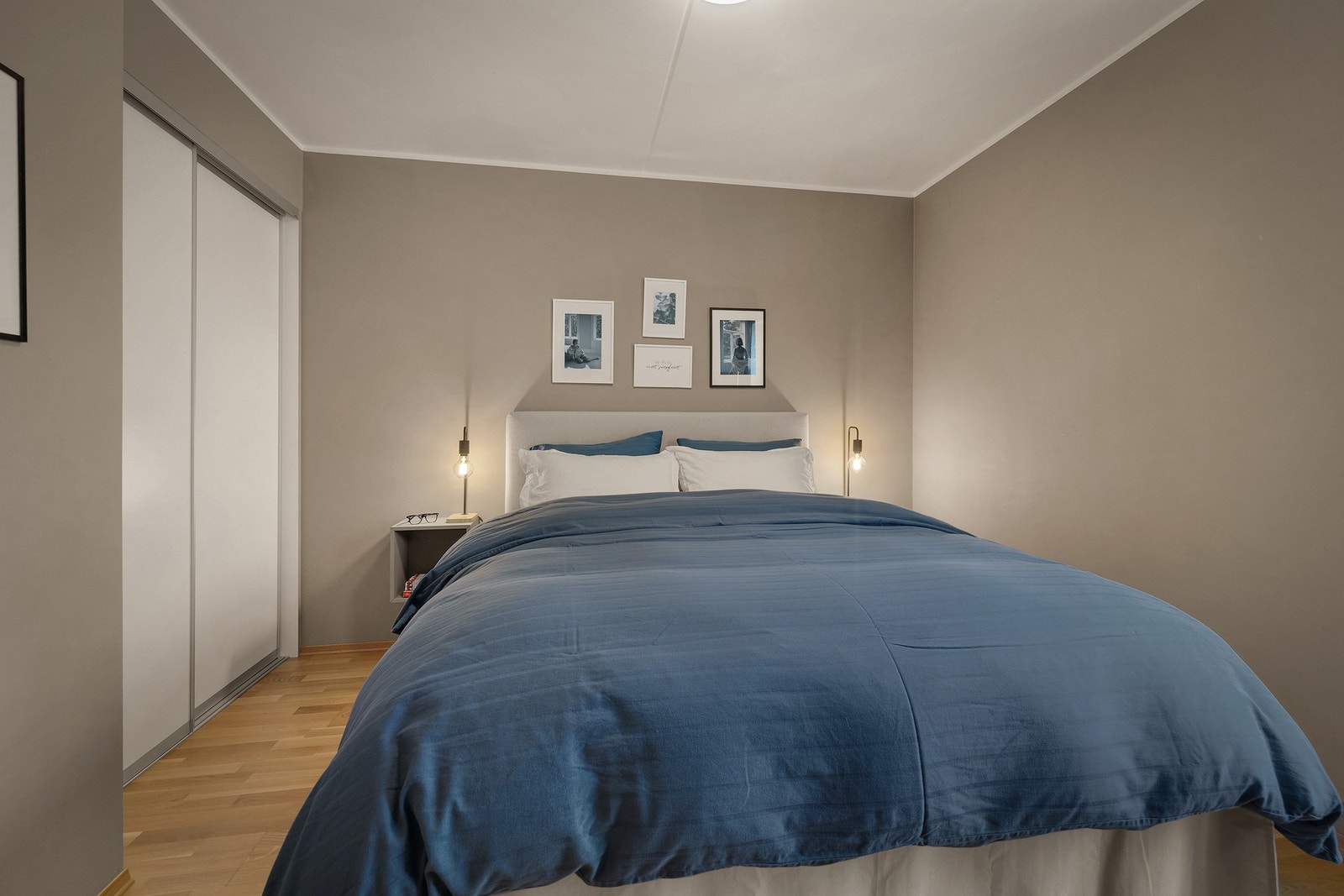 Praktisk, integrert skyvedørsgarderobe Galleribilde