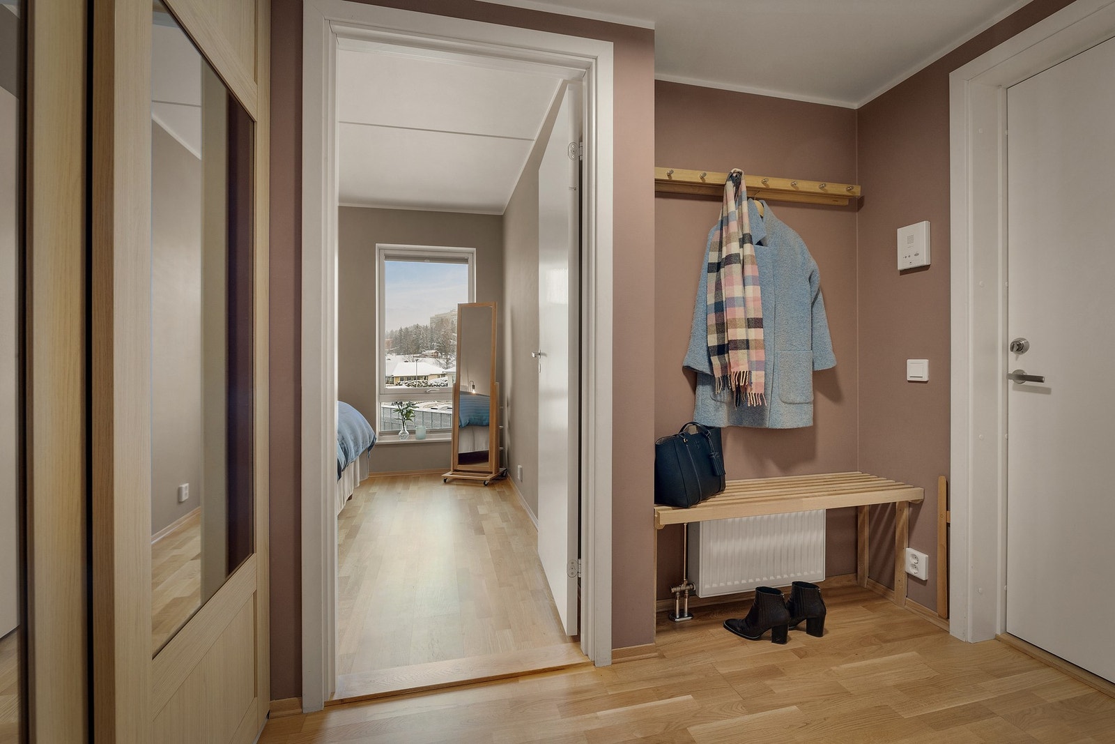 Her er det god plass til å henge fra seg yttertøy Galleribilde