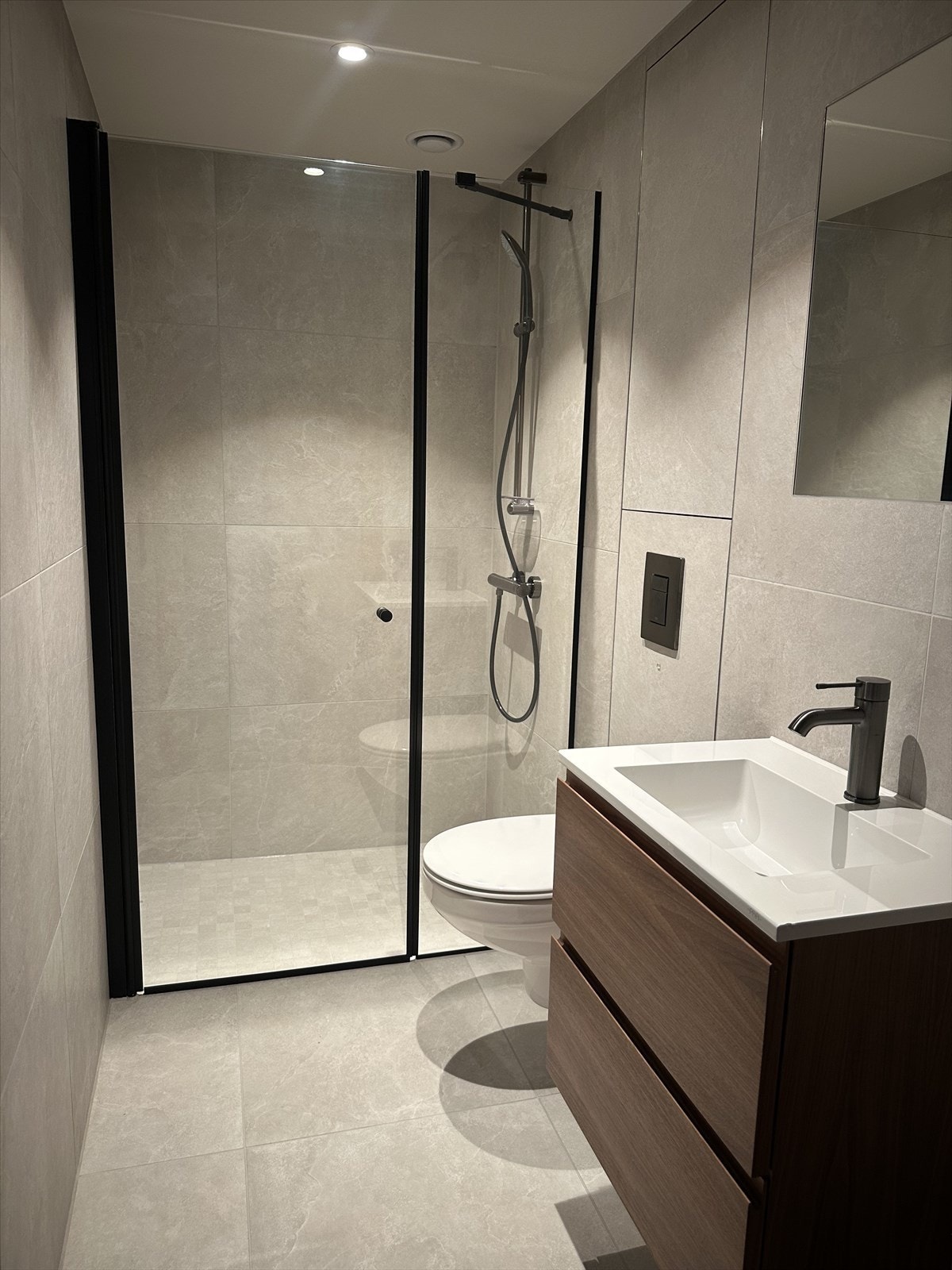 Det er 2 bad i leiligheten, her bilde fra det minste badet. Galleribilde