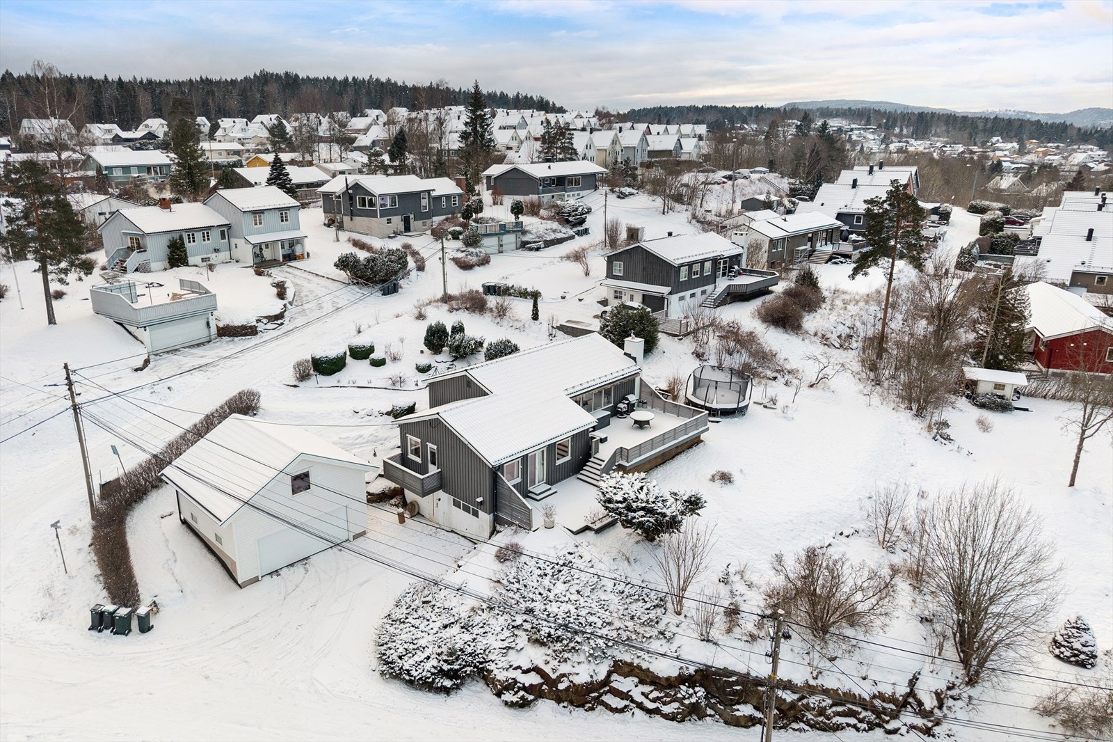Eiendommen har en fint opparbeidet skråtomt med innslag av fjell, plenarealer samt beplantning med busker og trær som gir et grønt og trivelig uteområde. Galleribilde