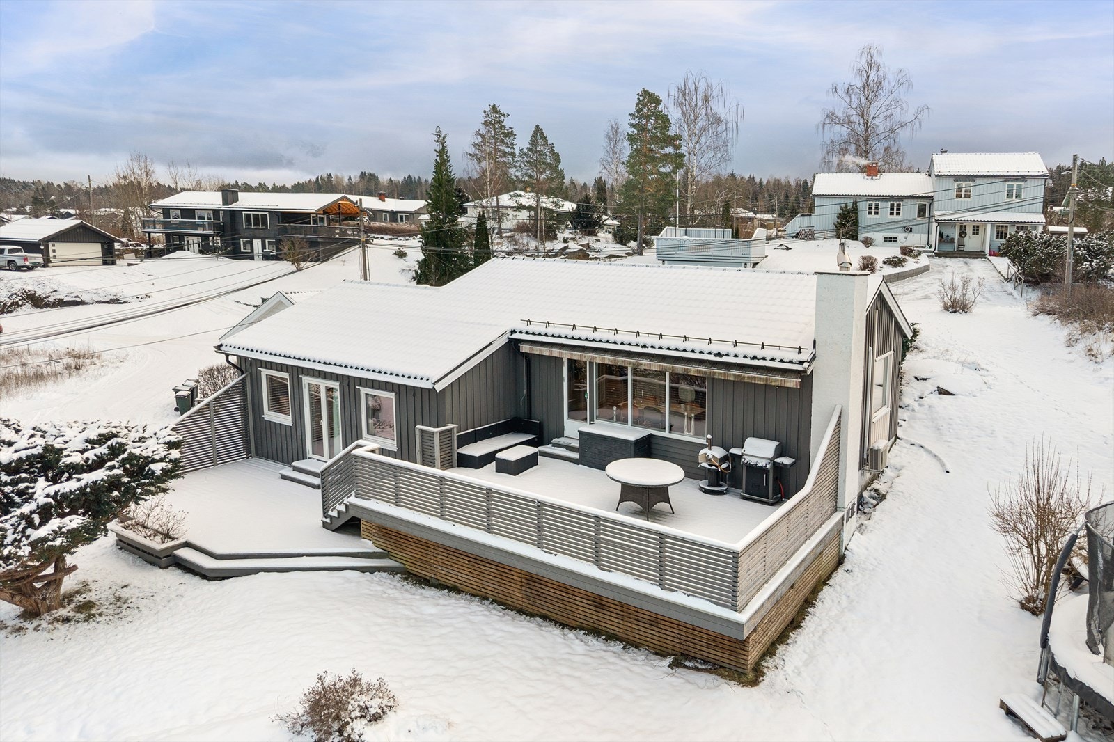 Det er ca. 10 minutters gange til Østskogen bussholdeplass og ca. 15 minutters gange til Morbergtoppen, med gode bussforbindelser til Oslo. I tillegg går hurtigbåt fra Slemmestad Brygge til Aker Brygge. Asker sentrum nås på ca. 15 minutter med bil. Galleribilde