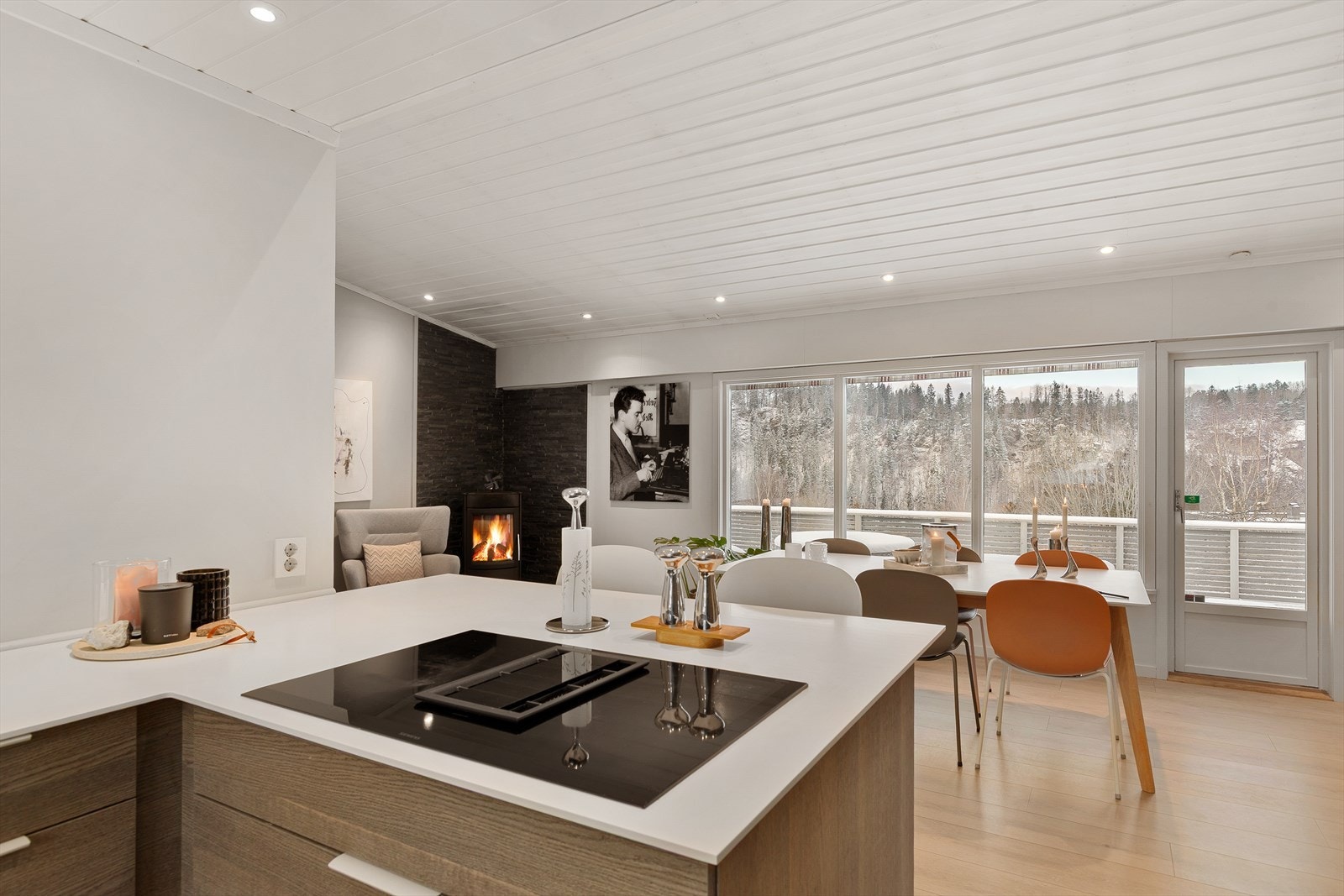 Kjøkkenet er utstyrt med integrerte hvitevarer, herunder induksjonsplatetopp med integrert ventilator, stekeovn, oppvaskmaskin, vinskap, kjøleskap og frys. Galleribilde