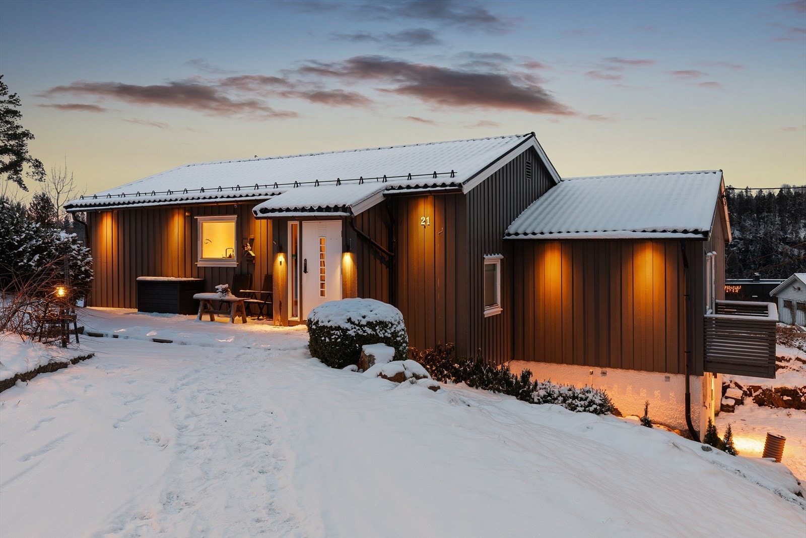 Eikeliveien 21 ligger i et populært og veletablert boligområde i Slemmestad, med en variert bebyggelse av eneboliger og småhusbebyggelse. Galleribilde