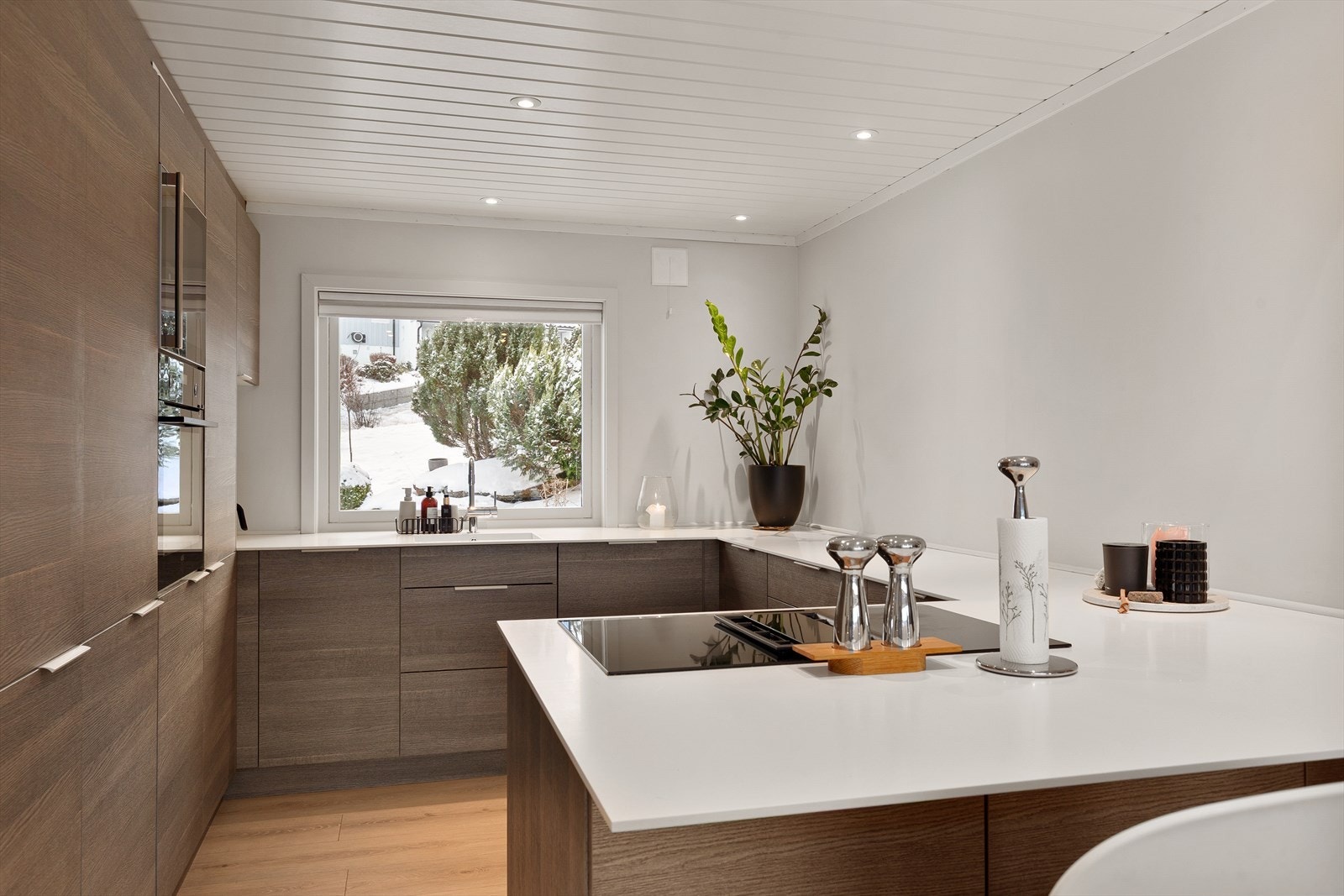 Løsningen består av både høyskap samt over- og underskap, og gir rikelig med oppbevaringsplass og gode arbeidsflater. Galleribilde