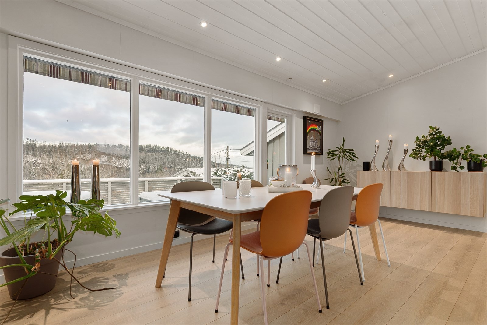 Rommene har god takhøyde og skråtak, som gir en luftig romfølelse, og store vindusflater slipper inn rikelig med naturlig lys. Galleribilde