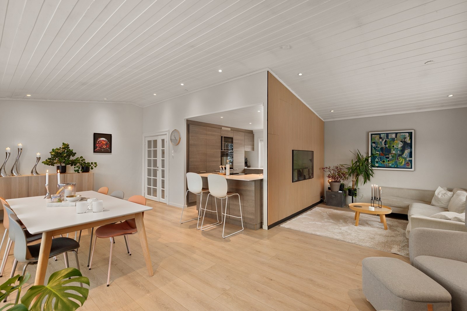 Stue og spisestue ligger i åpen og naturlig sammenheng, og danner et romslig og innbydende oppholdsareal med god plass til både sofagruppe og større spisebord. Galleribilde