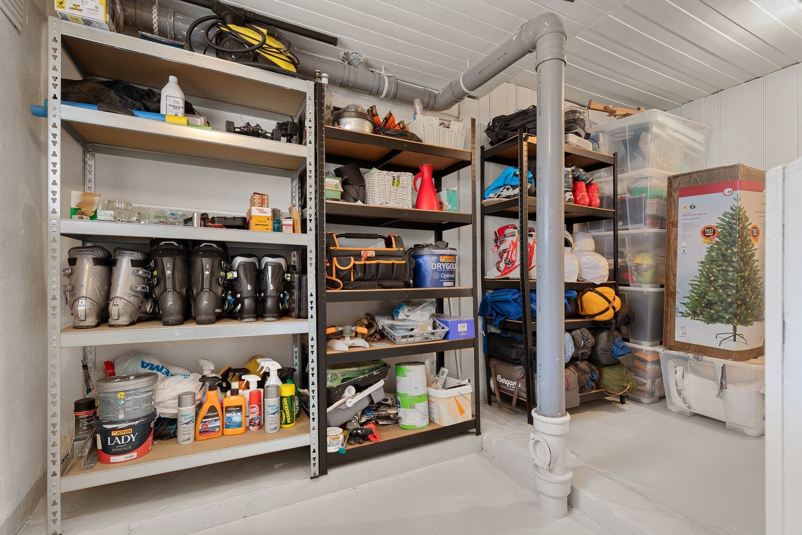 Romslig bod med gode lagringsmuligheter. Galleribilde