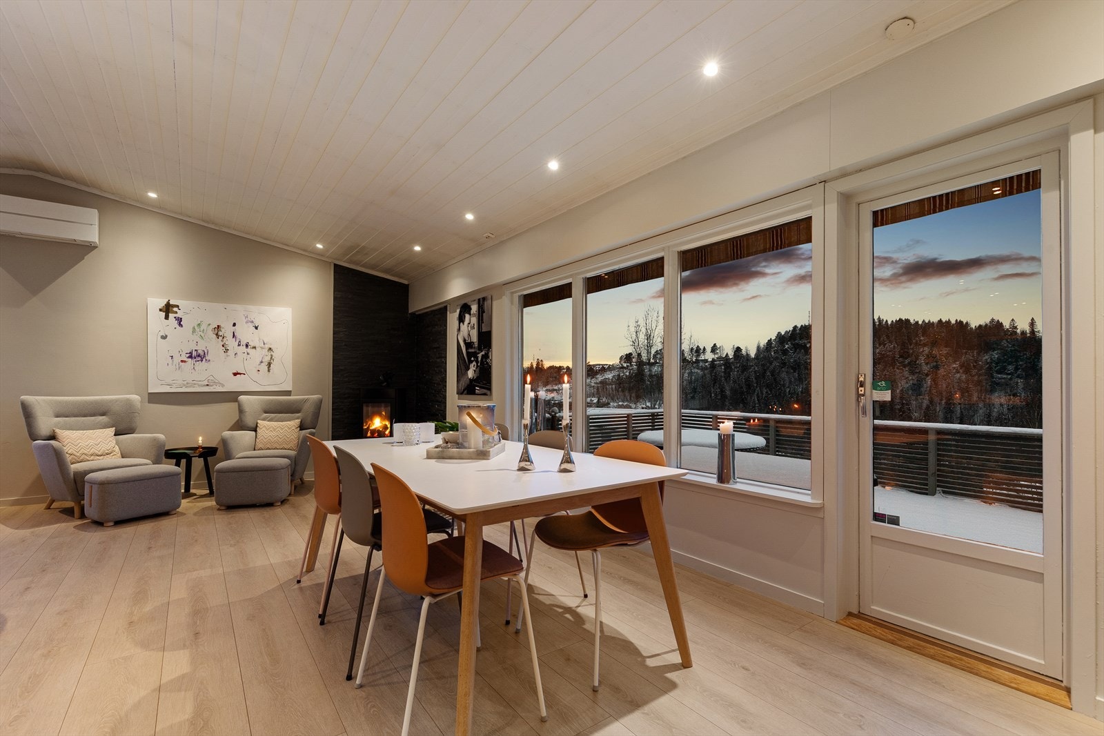 Fra spisestuen er det utgang til vestvendt terrasse på ca. 39 kvm, som forlenger oppholdsarealet i sommerhalvåret og gir gode solforhold. Galleribilde