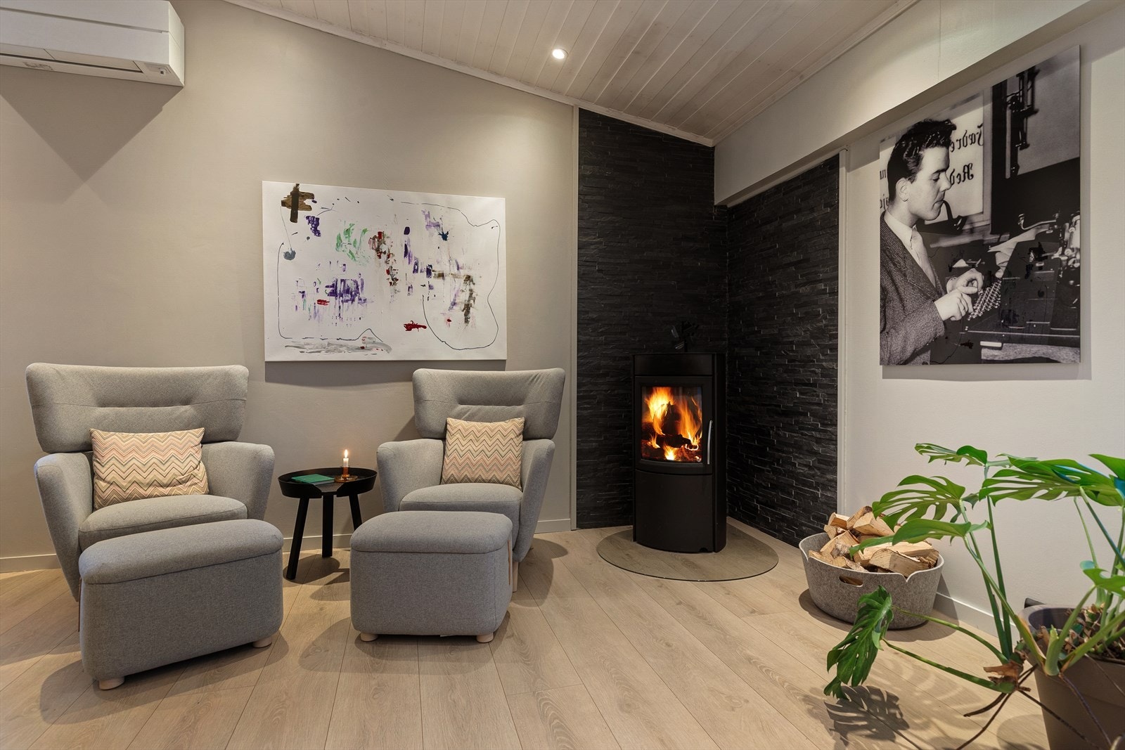 Stuen er utstyrt med vedovn som gir god varme og bidrar til et hyggelig preg, samt varmepumpe for energieffektiv oppvarming. Galleribilde