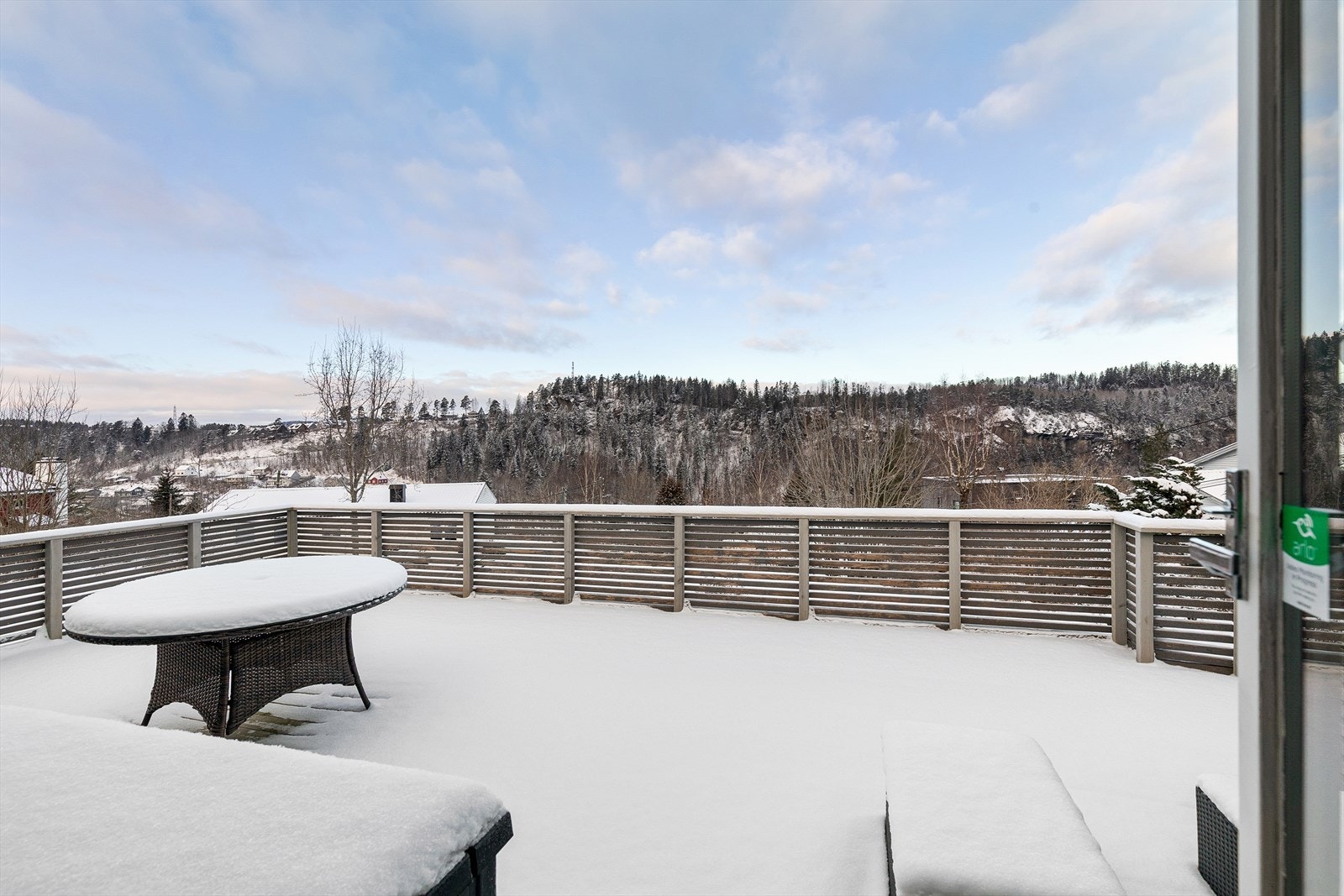 39 m² vestvendt terrasse med tilgang fra spisestue og terreng. Galleribilde